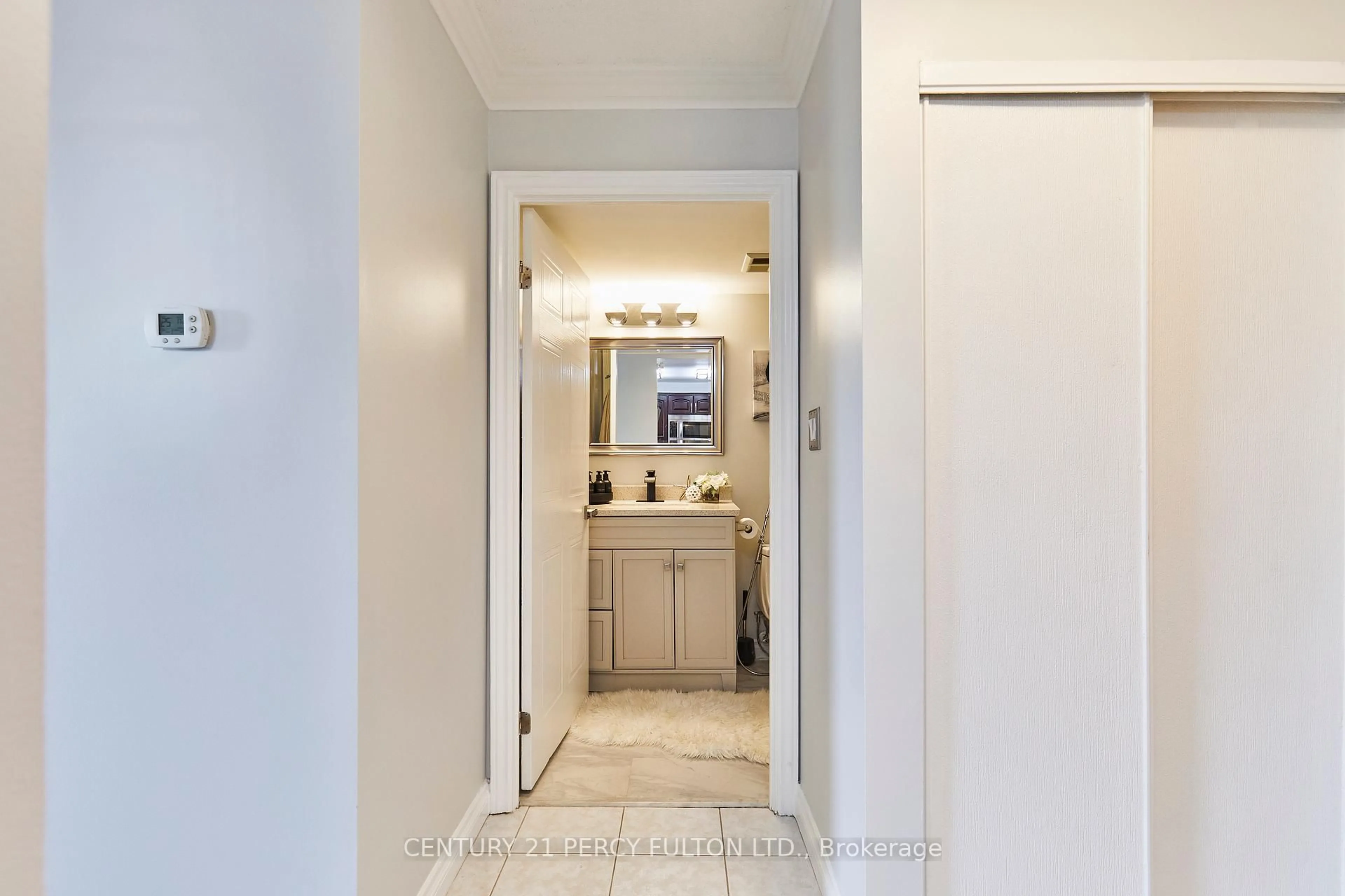 Indoor entryway for 711 Rossland Rd #702, Whitby Ontario L1N 8Z1