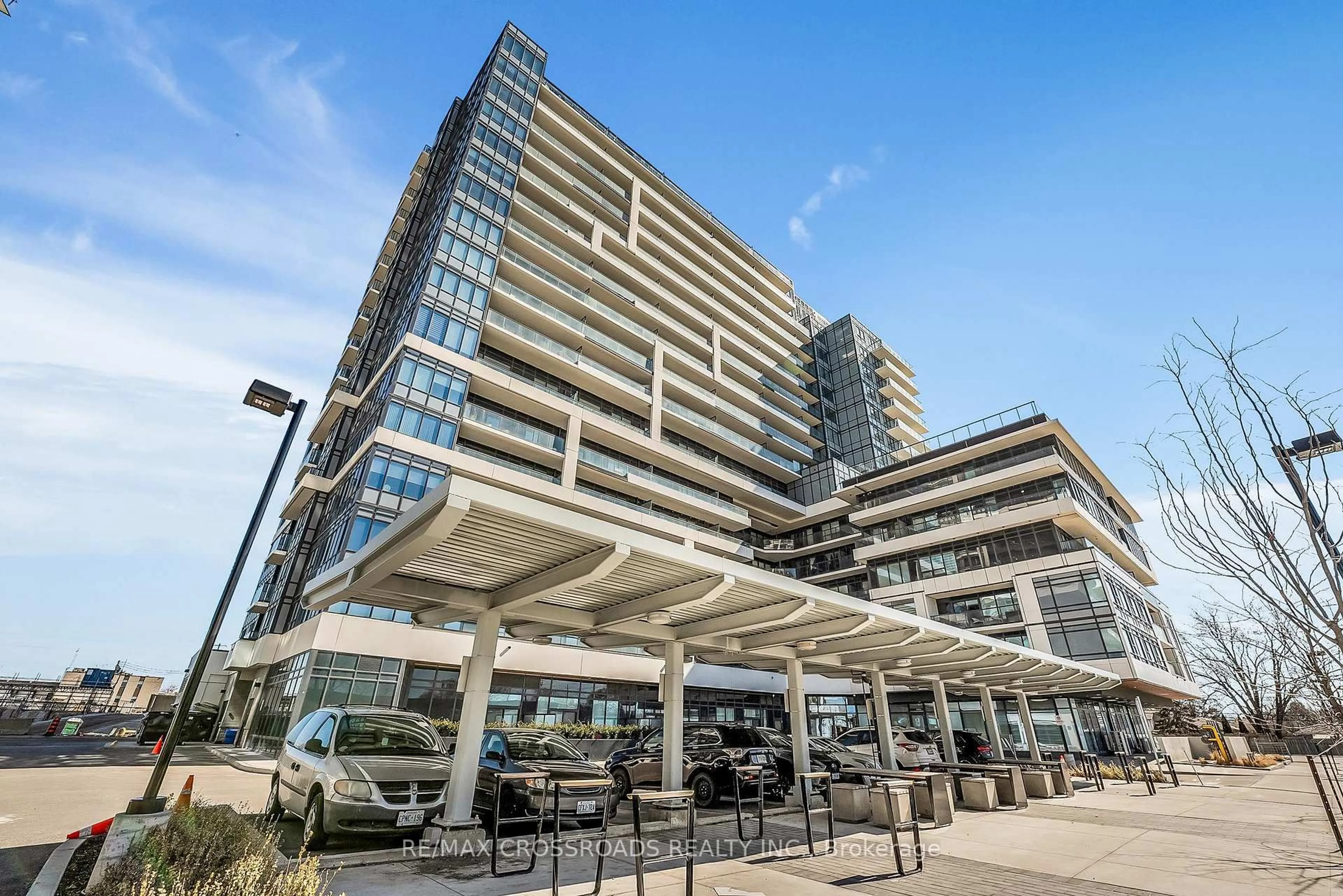 Patio, building for 1480 Bayly St #1411, Pickering Ontario L1W 3T8