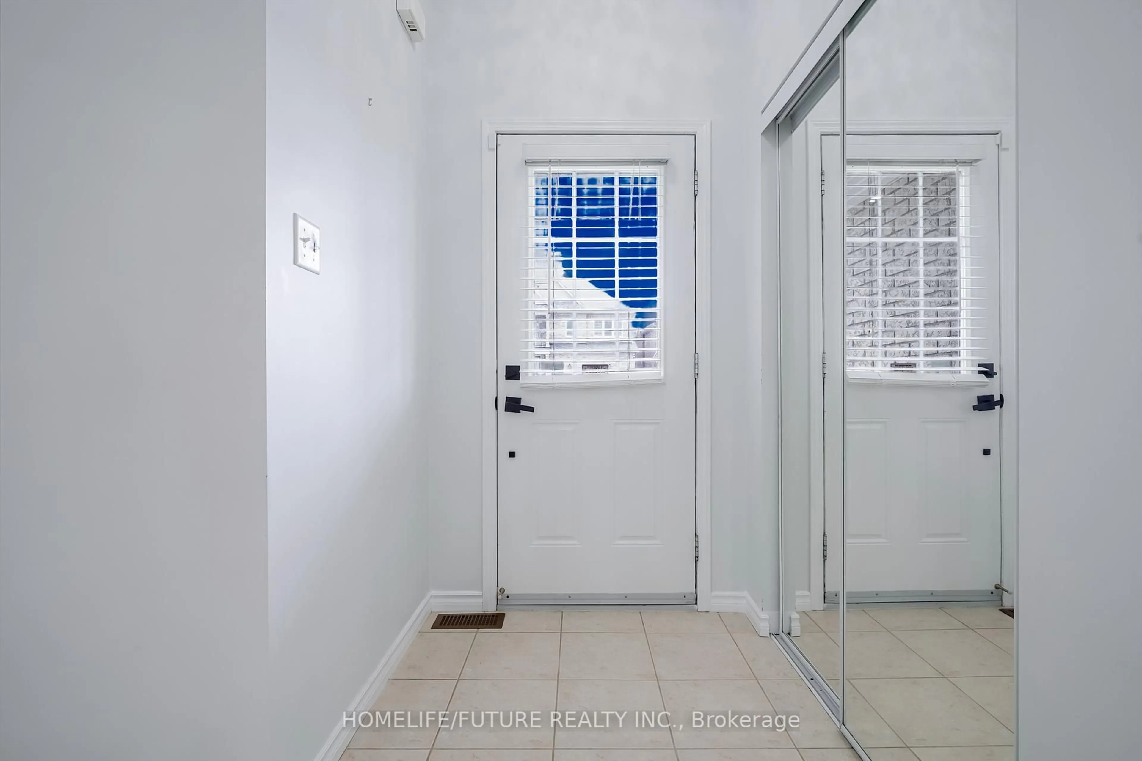 Indoor entryway for 815 Ormond Dr, Oshawa Ontario L1K 3B6