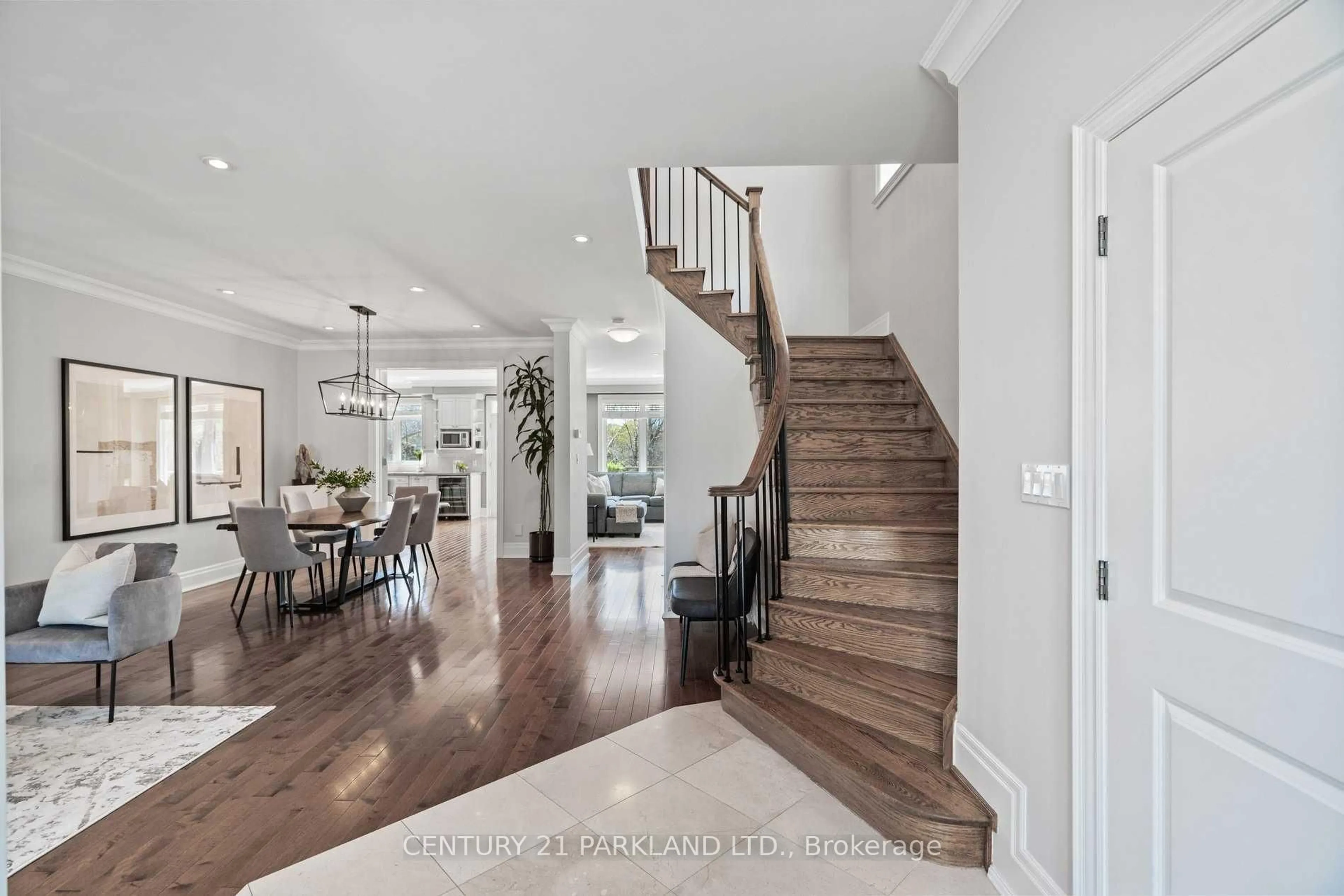 Indoor entryway for 2 Leonard Circ, Toronto Ontario M4E 2Z7