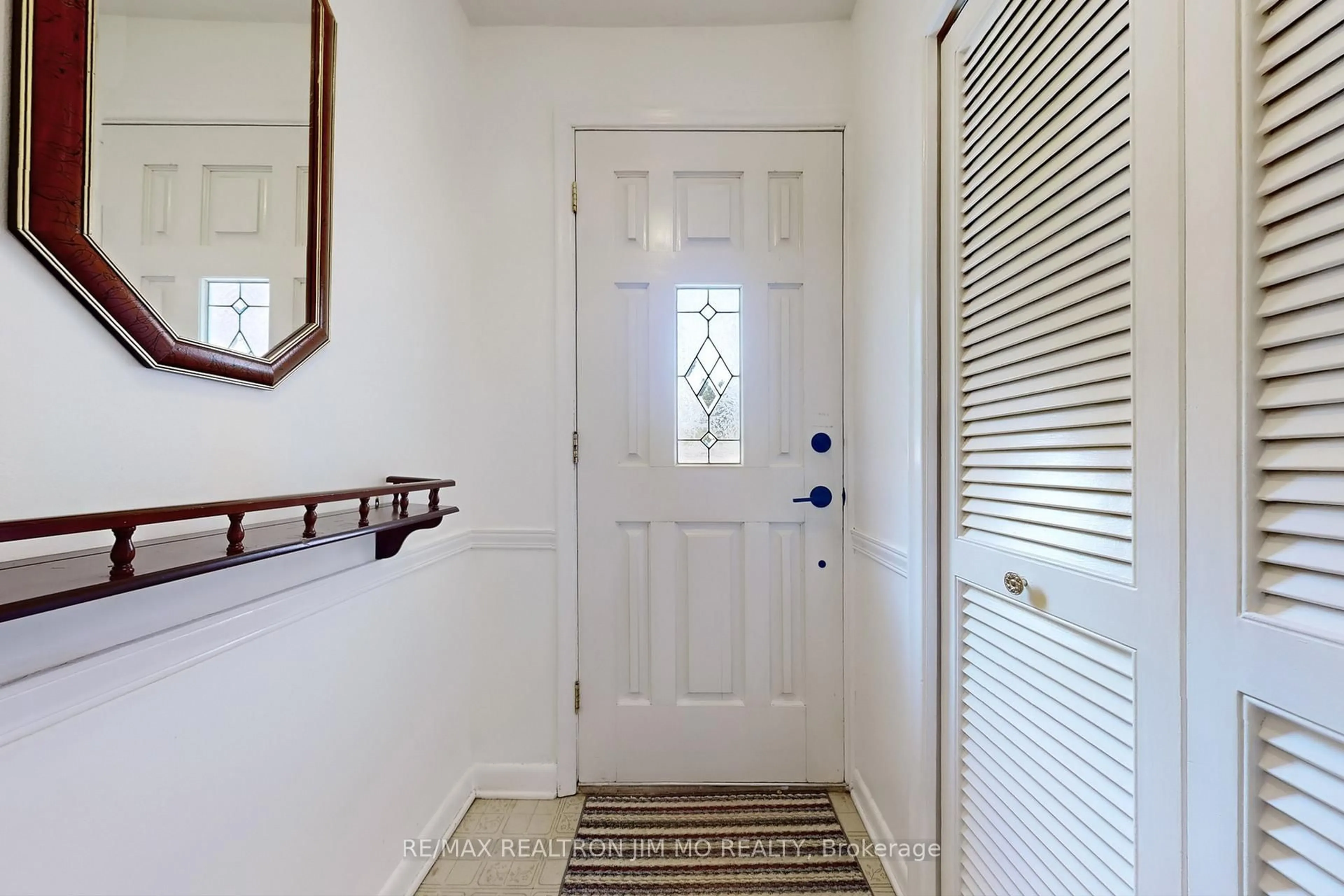 Indoor entryway for 1 Amberdale Dr, Toronto Ontario M1P 4B9