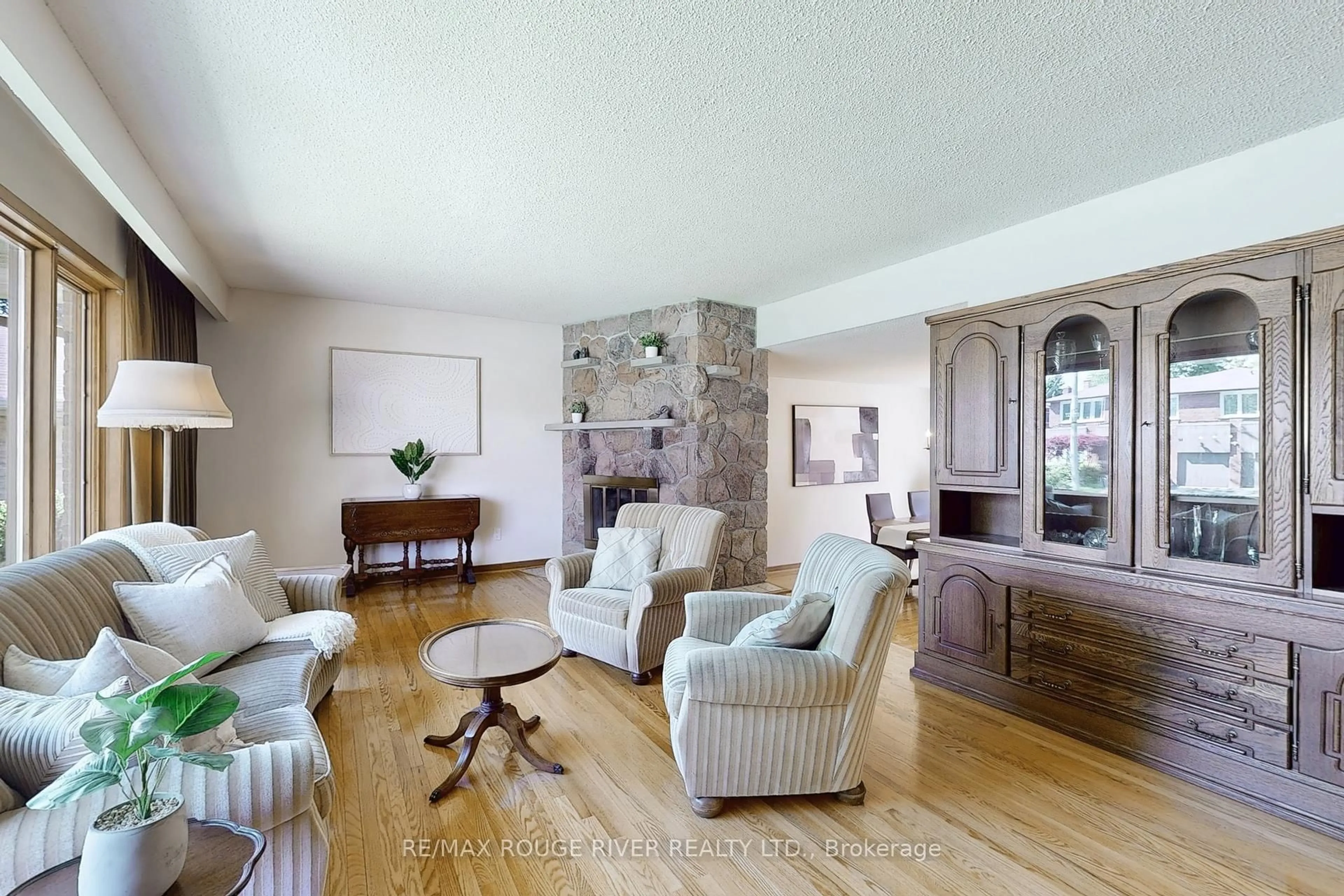 Living room with furniture, unknown for 7 Whiteacres Ave, Toronto Ontario M1C 3G3