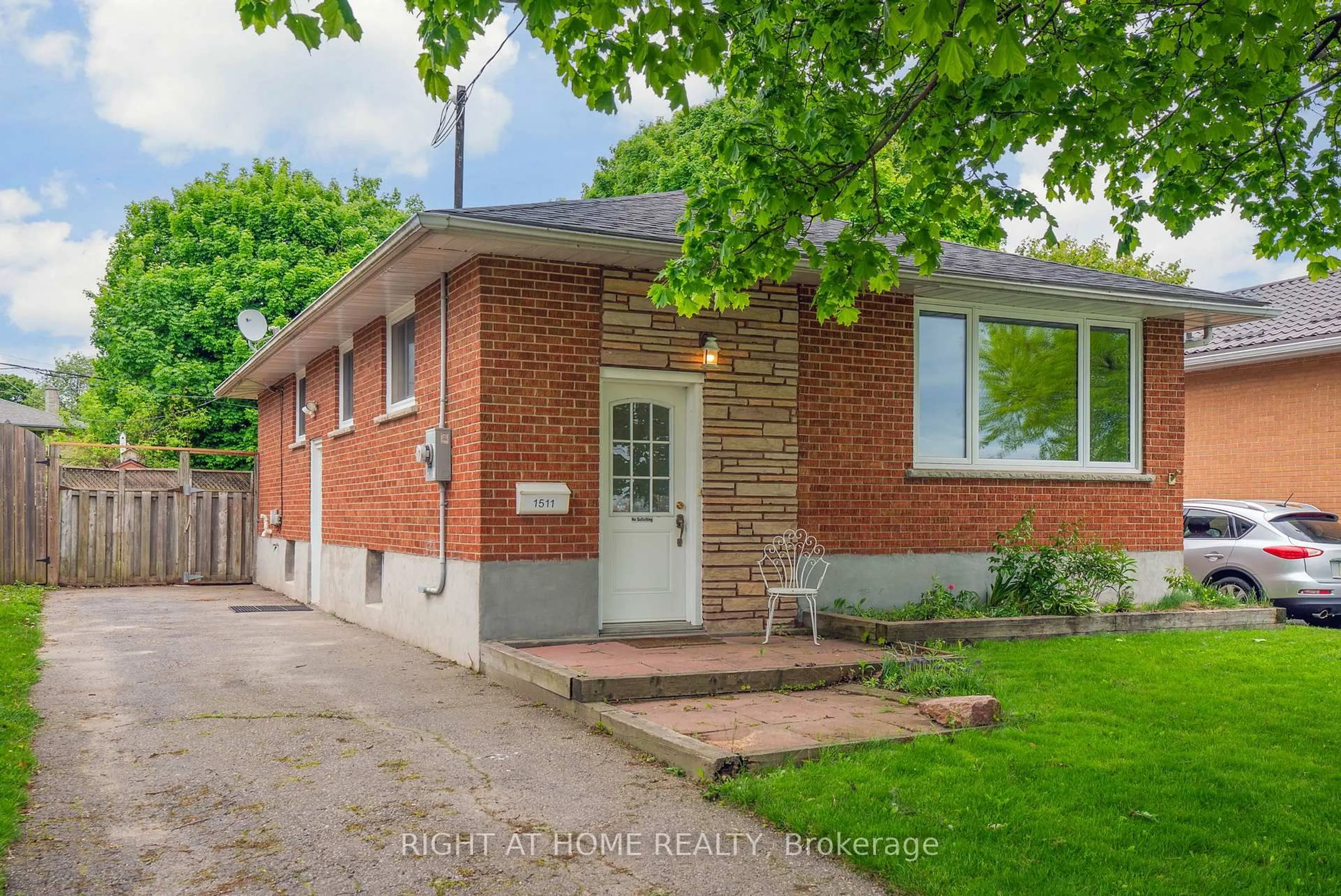 Home with brick exterior material, street for 1511 Park Rd, Oshawa Ontario L1J 4K6