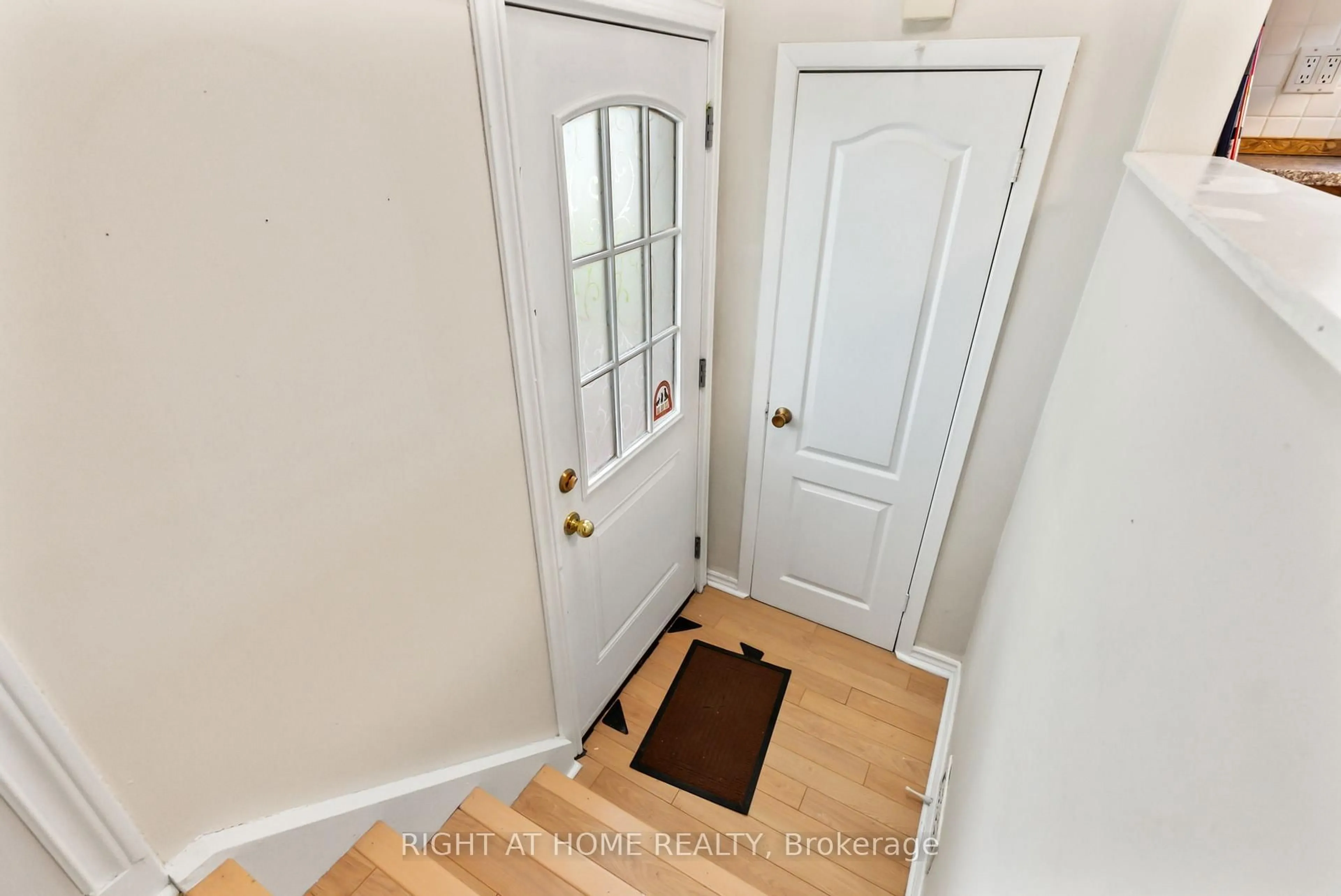 Indoor entryway for 1511 Park Rd, Oshawa Ontario L1J 4K6
