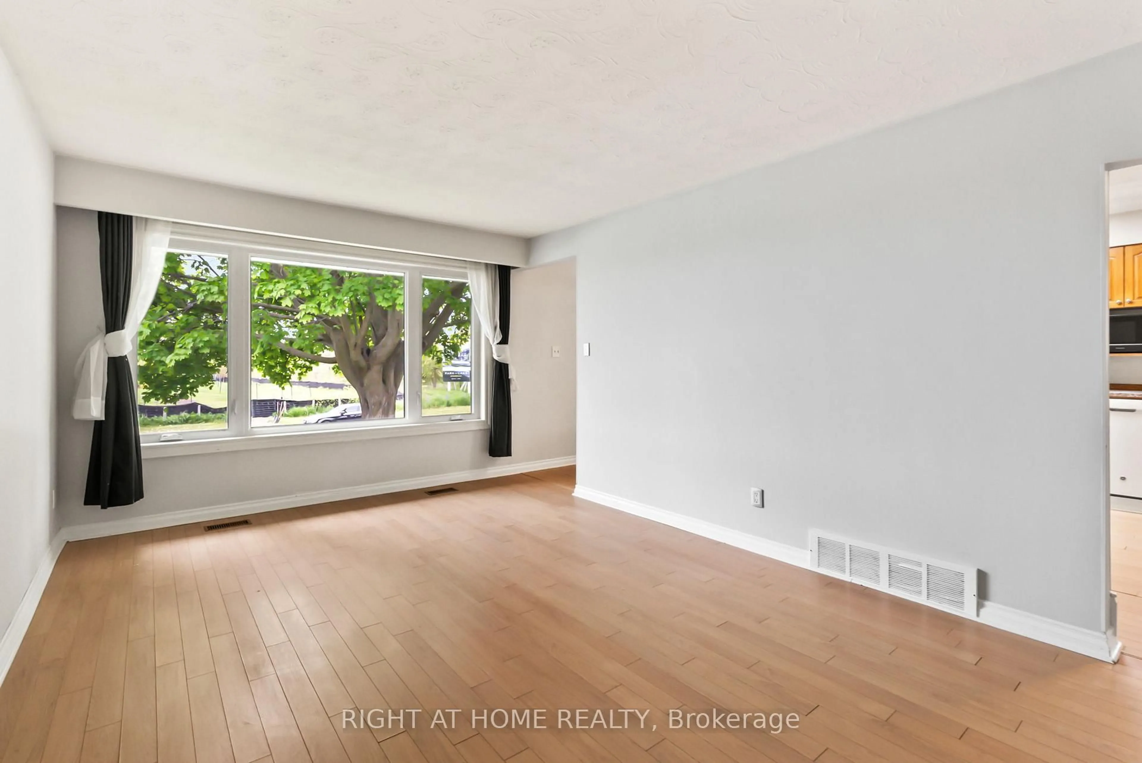 A pic of a room for 1511 Park Rd, Oshawa Ontario L1J 4K6