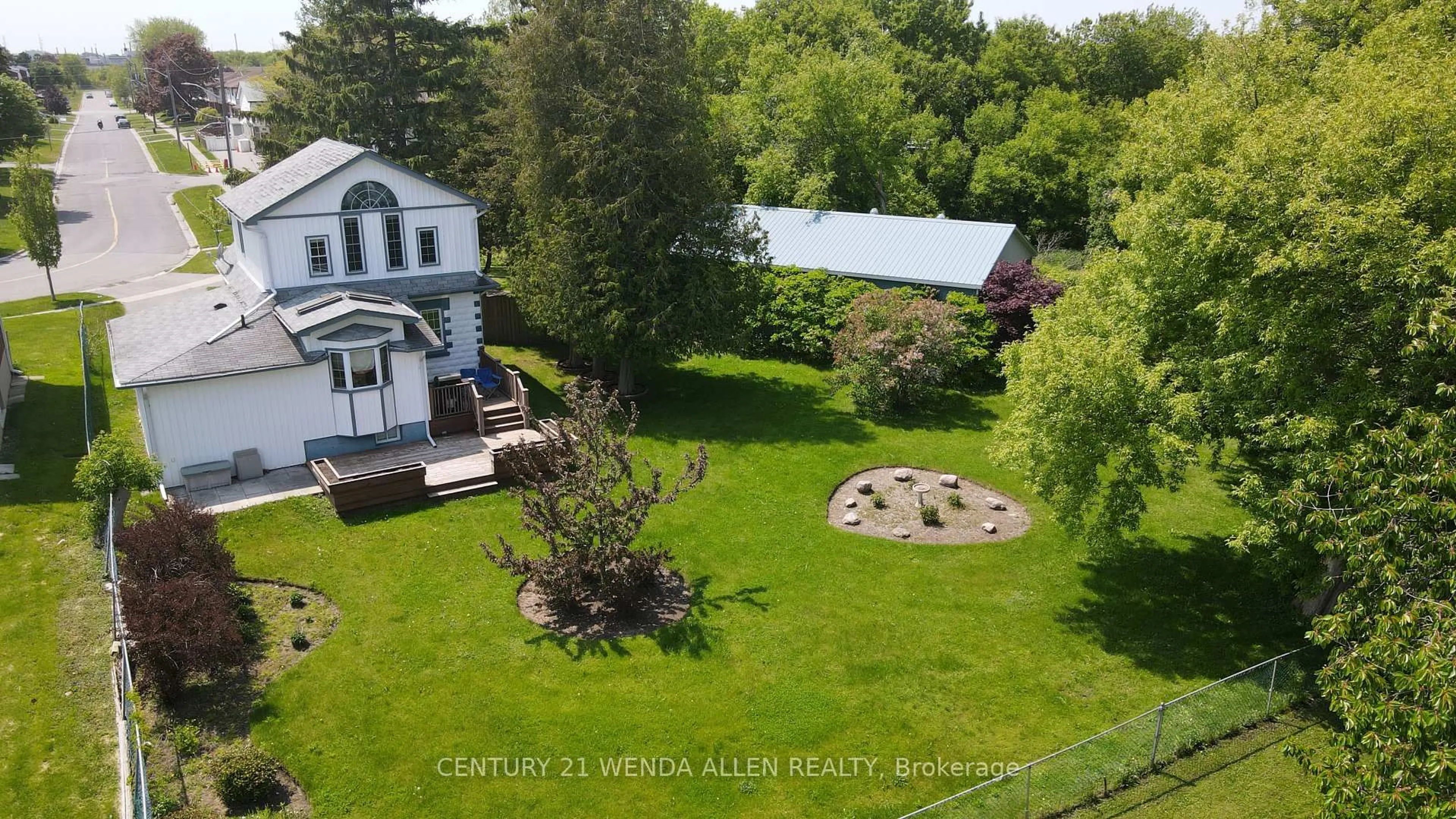 A pic from outside/outdoor area/front of a property/back of a property/a pic from drone, building for 995 Cedar St, Oshawa Ontario L1J 3R5