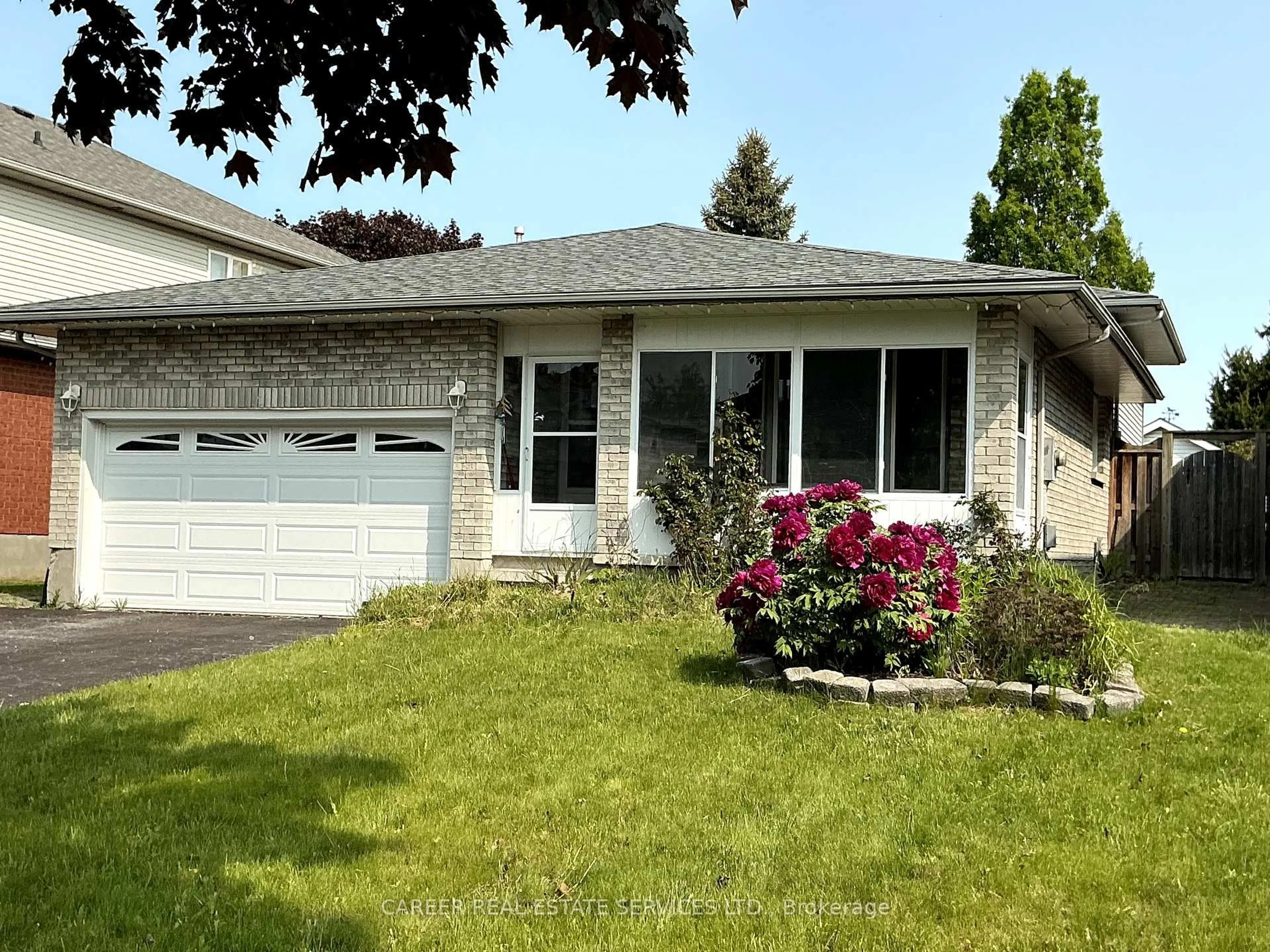 Home with vinyl exterior material, street for 864 Sundance Circ, Oshawa Ontario L1J 8B3
