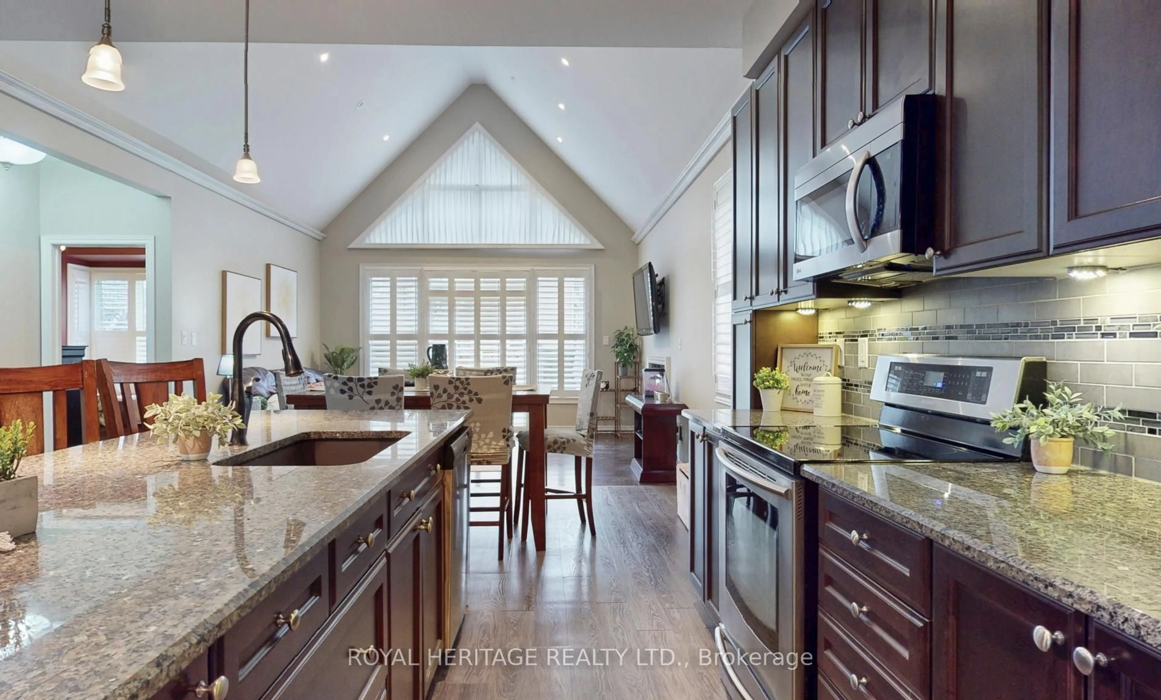 Open concept kitchen, ceramic/tile floor for 1819 Grandview St, Oshawa Ontario L1K 0J3
