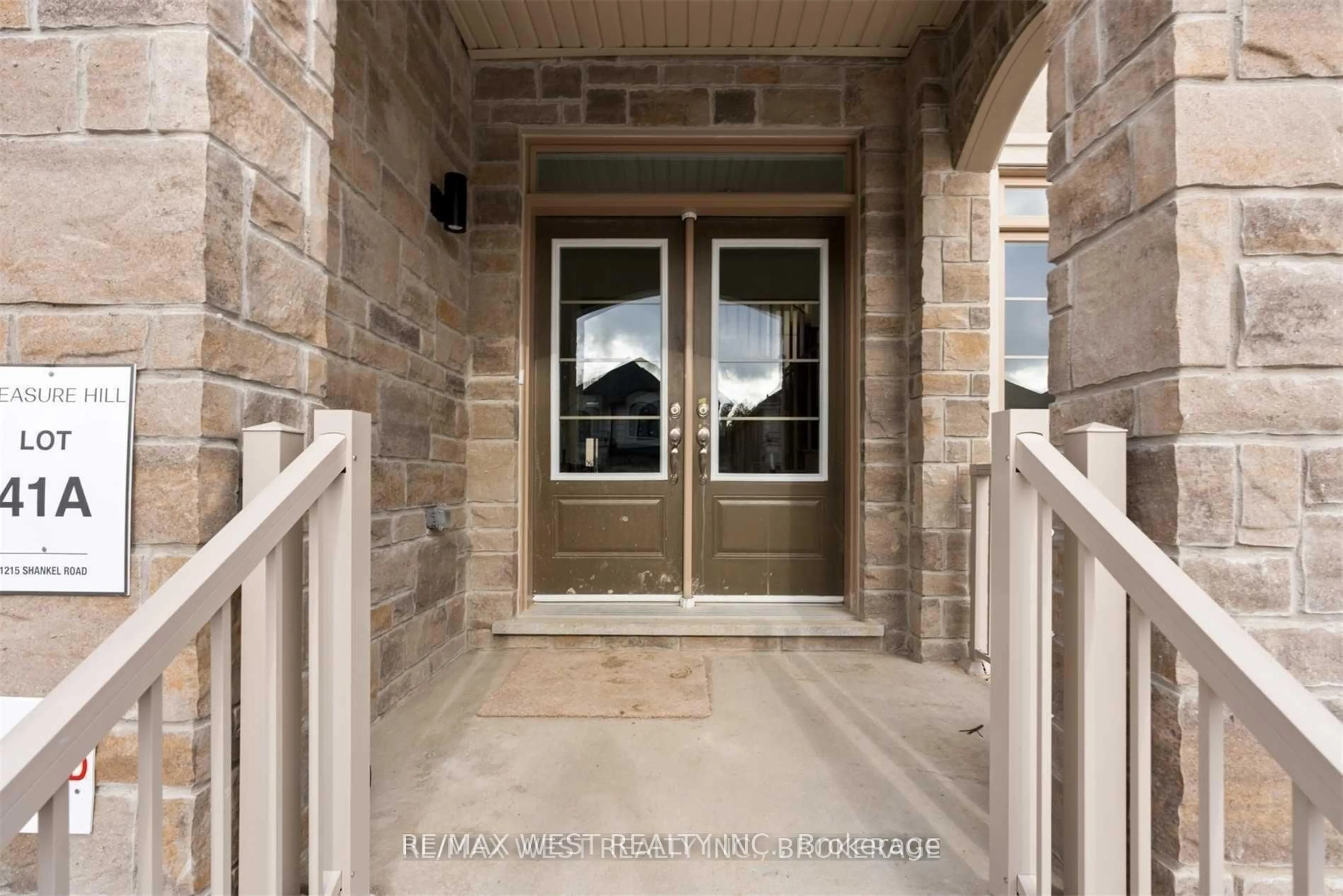Indoor entryway for 1215 Shankel Rd, Oshawa Ontario L1K 3G2