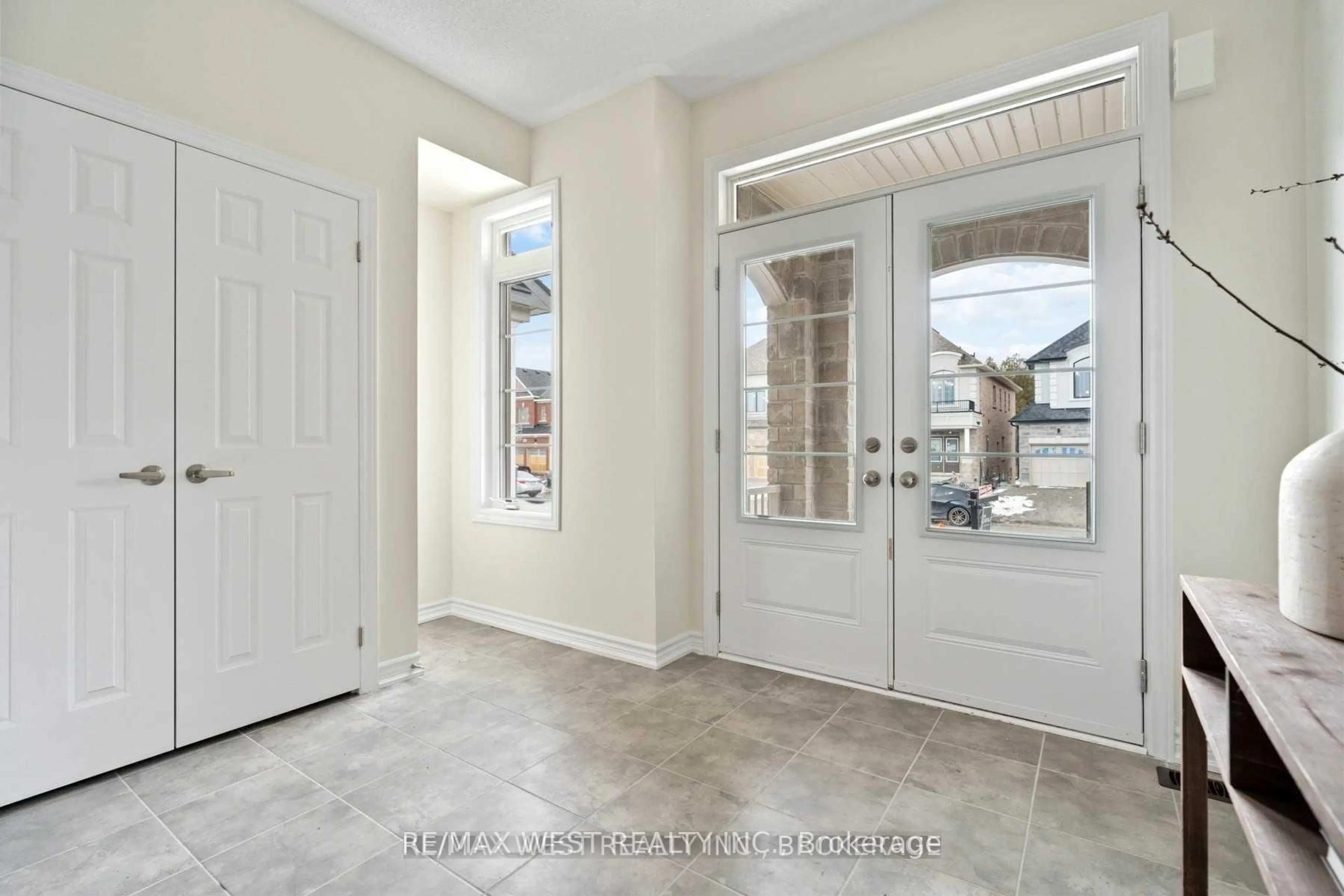 Indoor entryway for 1215 Shankel Rd, Oshawa Ontario L1K 3G2