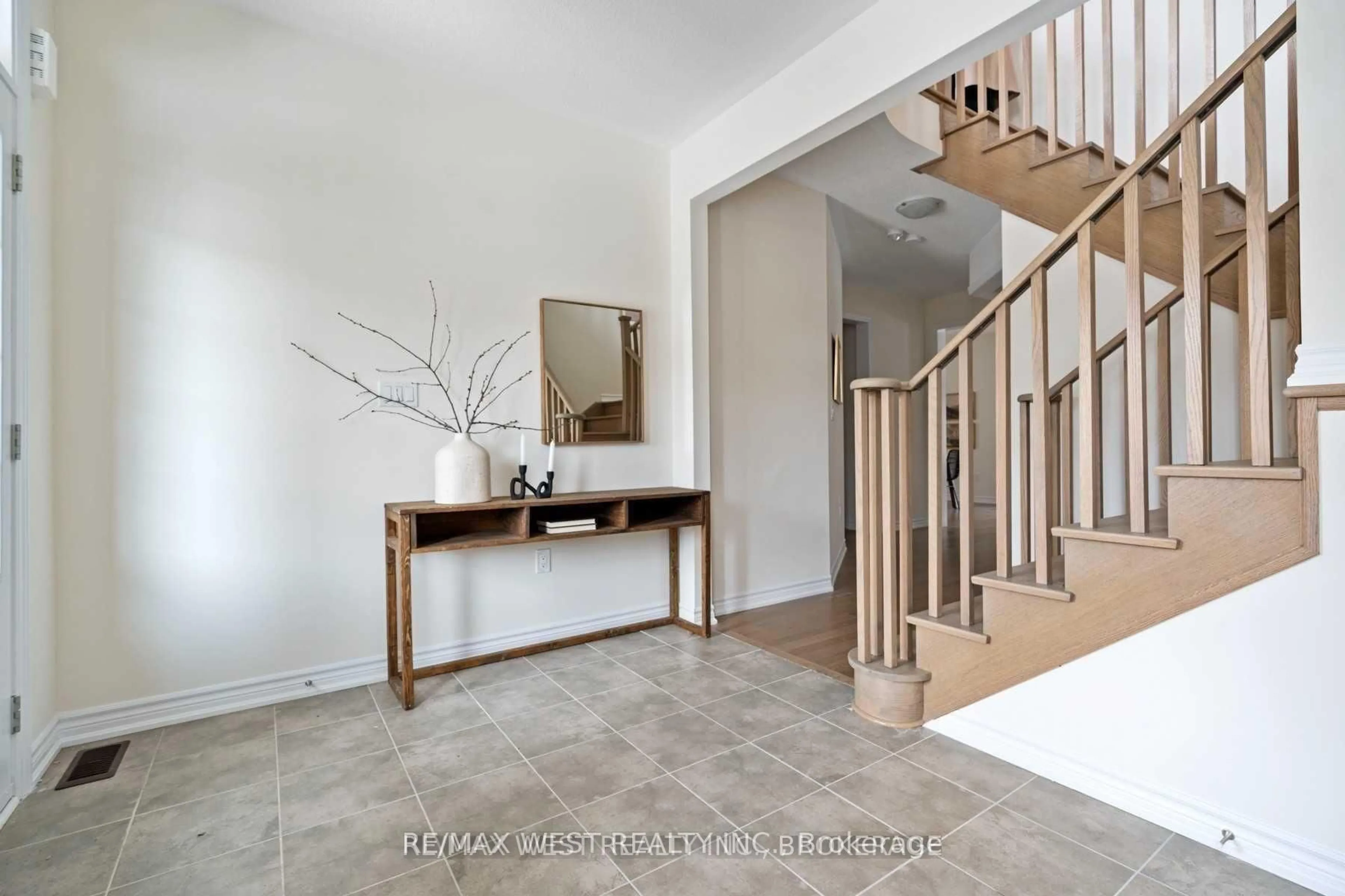 Indoor entryway for 1215 Shankel Rd, Oshawa Ontario L1K 3G2