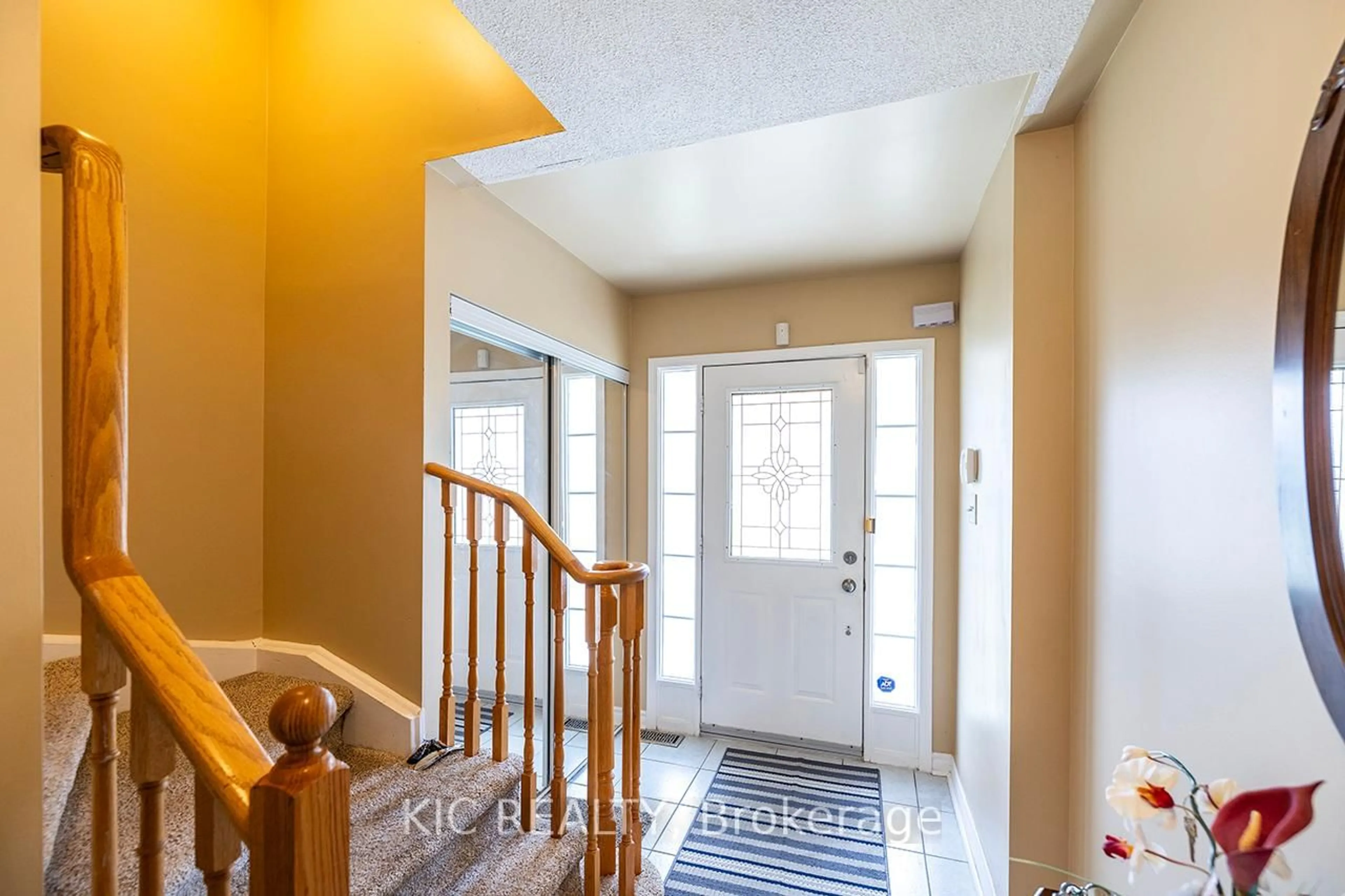 Indoor entryway for 904 Bourne Cres, Oshawa Ontario L1H 8X5