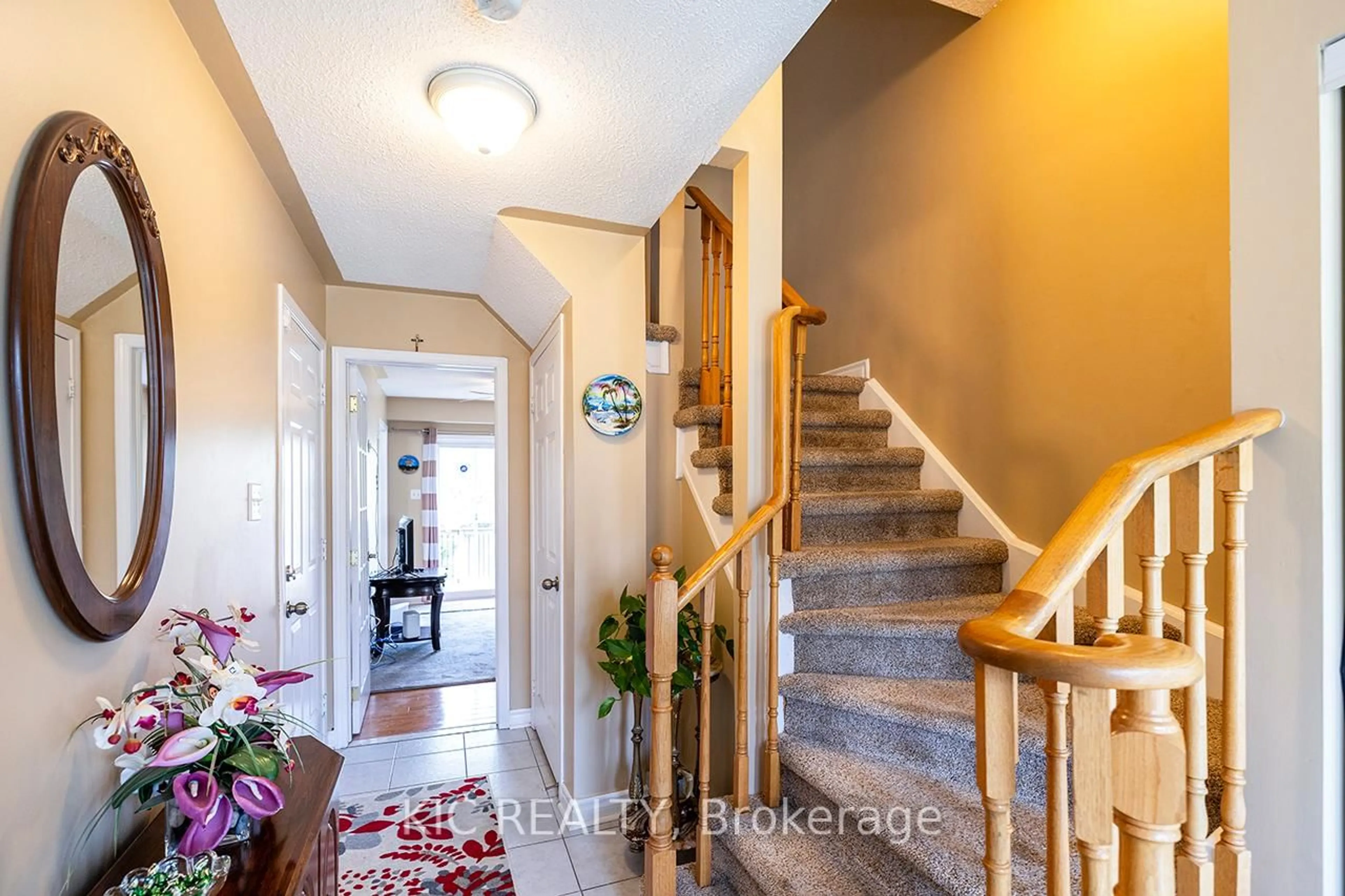 Indoor entryway for 904 Bourne Cres, Oshawa Ontario L1H 8X5
