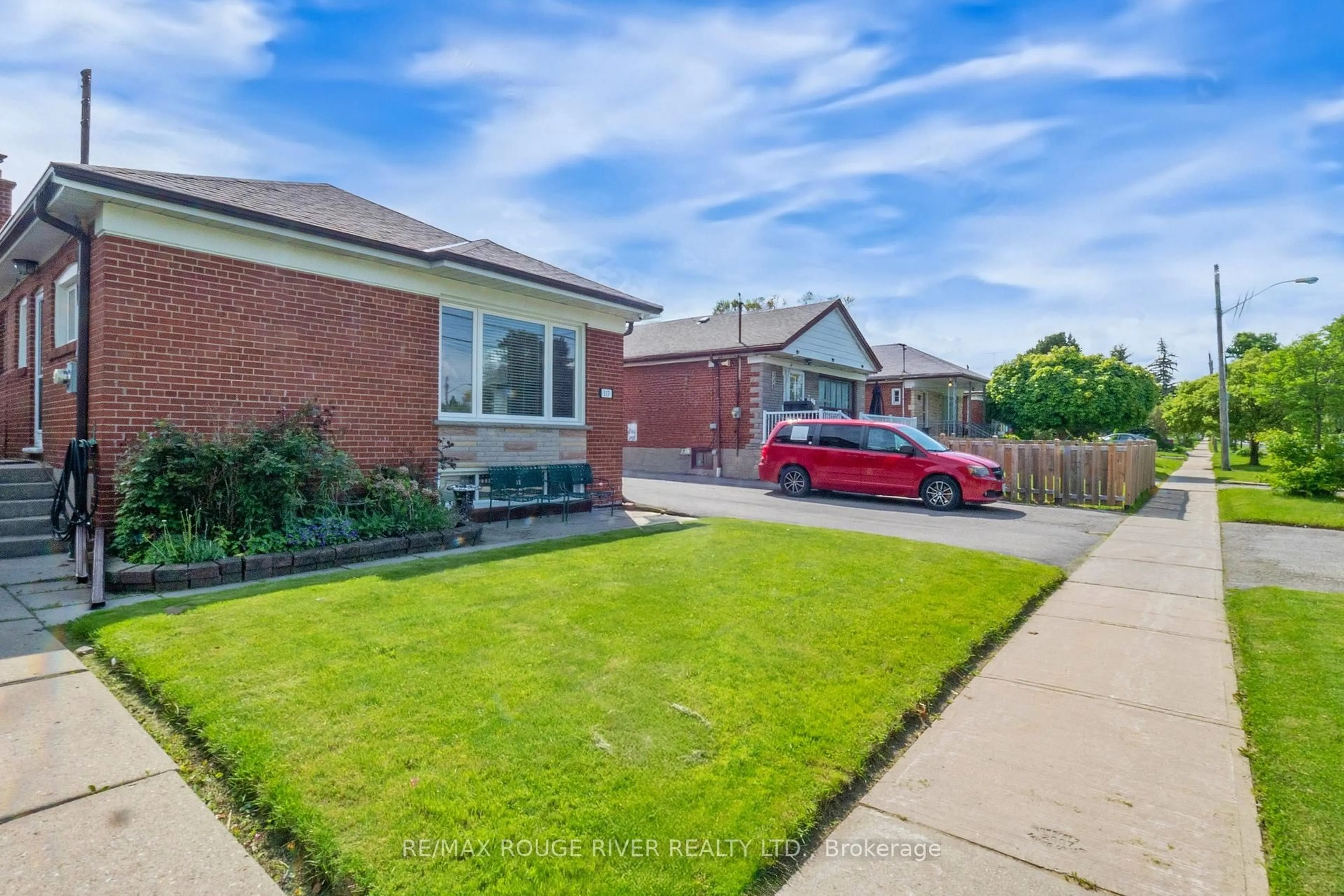 A pic from outside/outdoor area/front of a property/back of a property/a pic from drone, street for 117 Shropshire Dr, Toronto Ontario M1P 1Z3