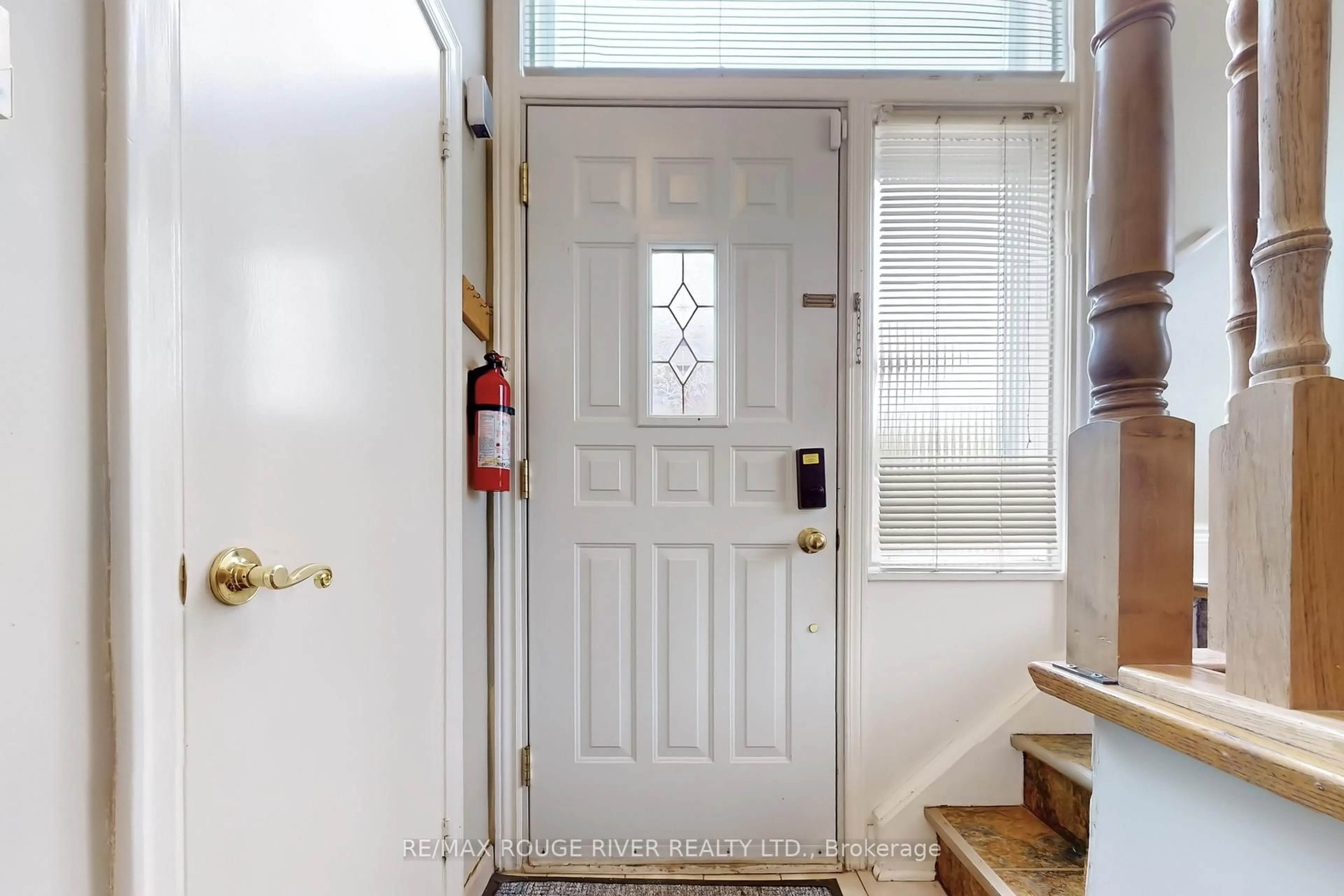 Indoor entryway for 117 Shropshire Dr, Toronto Ontario M1P 1Z3