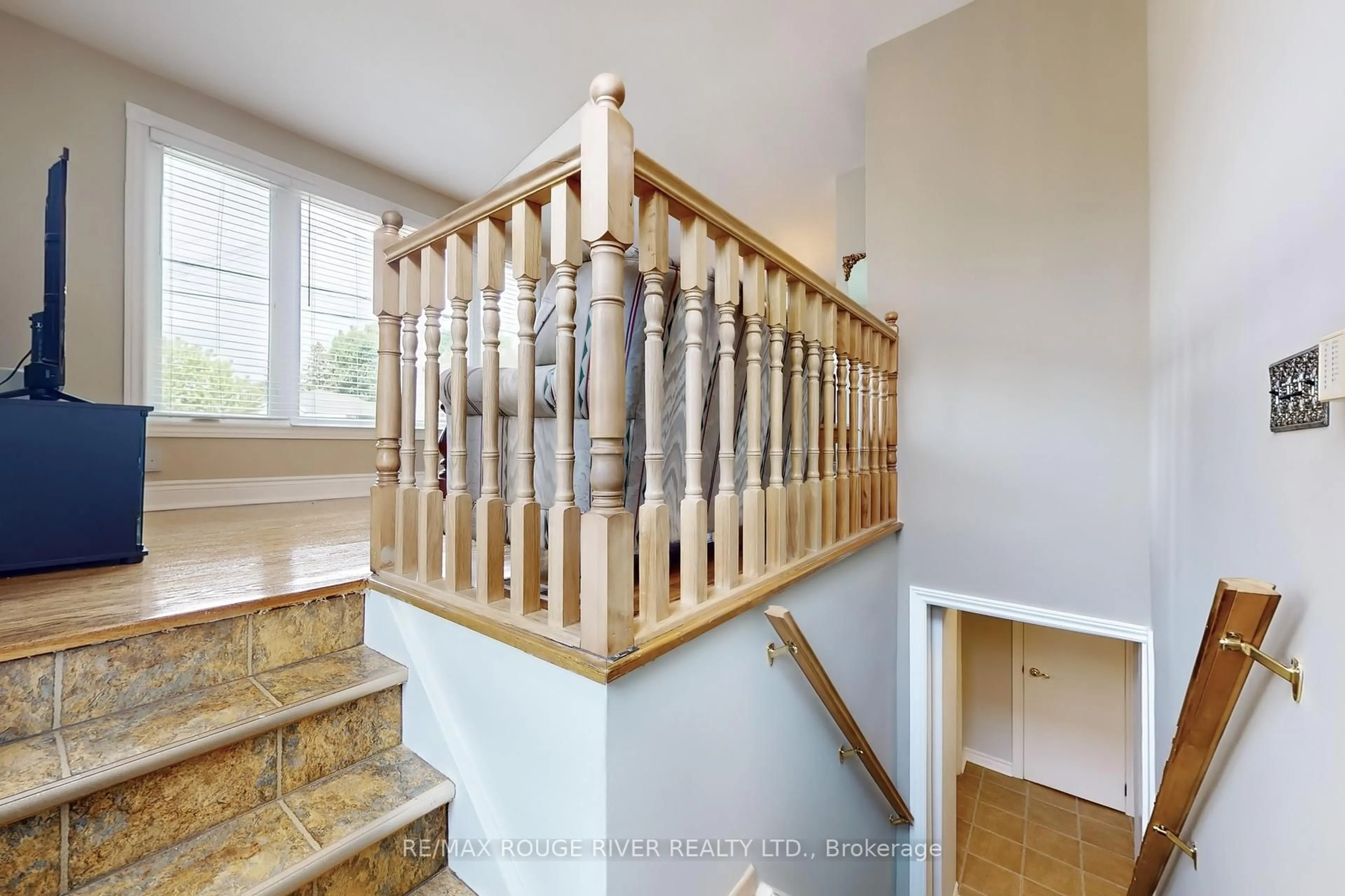 Stairs for 117 Shropshire Dr, Toronto Ontario M1P 1Z3