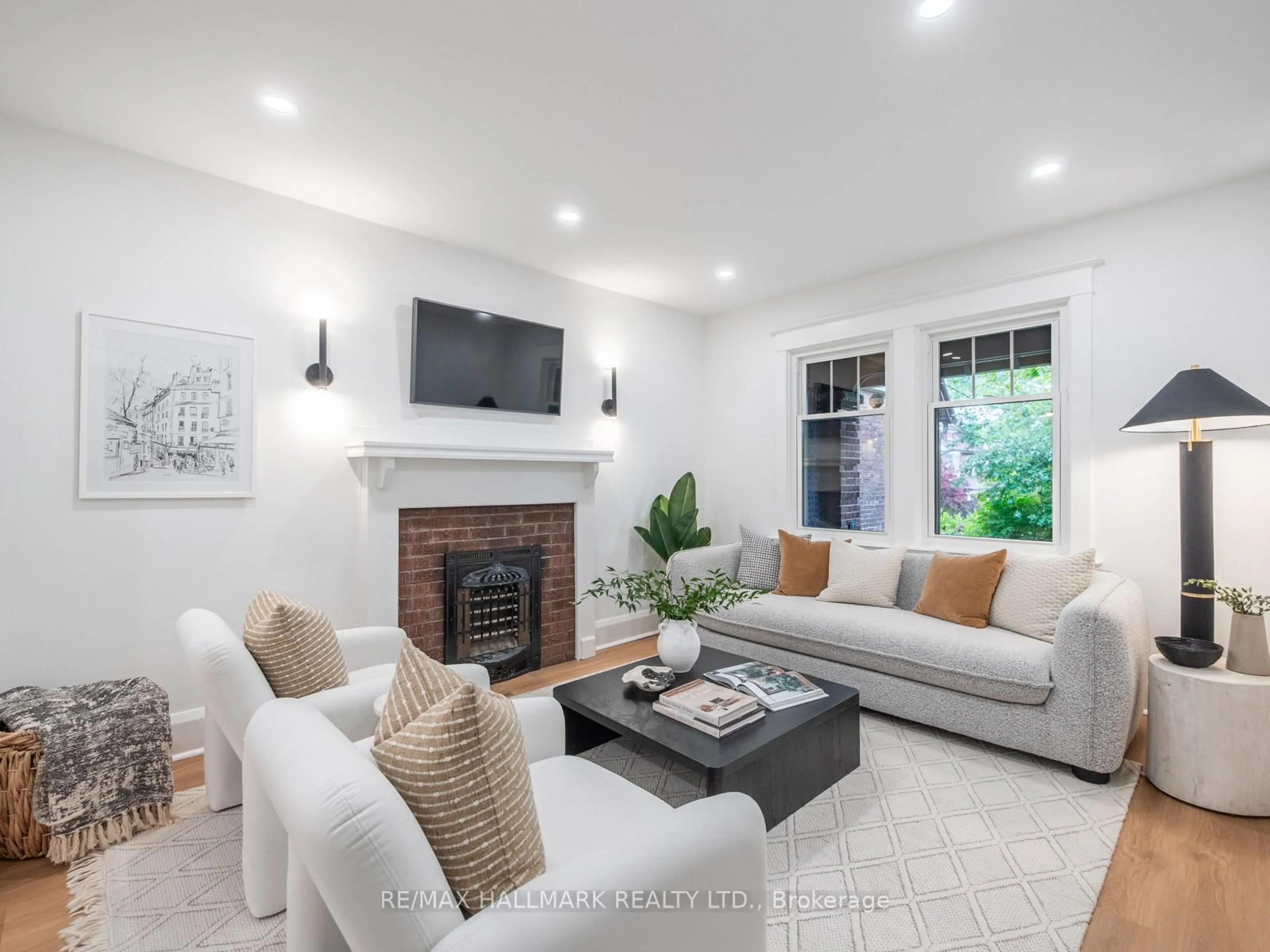 Living room with furniture, unknown for 48 Millbrook Cres, Toronto Ontario M4K 1H4