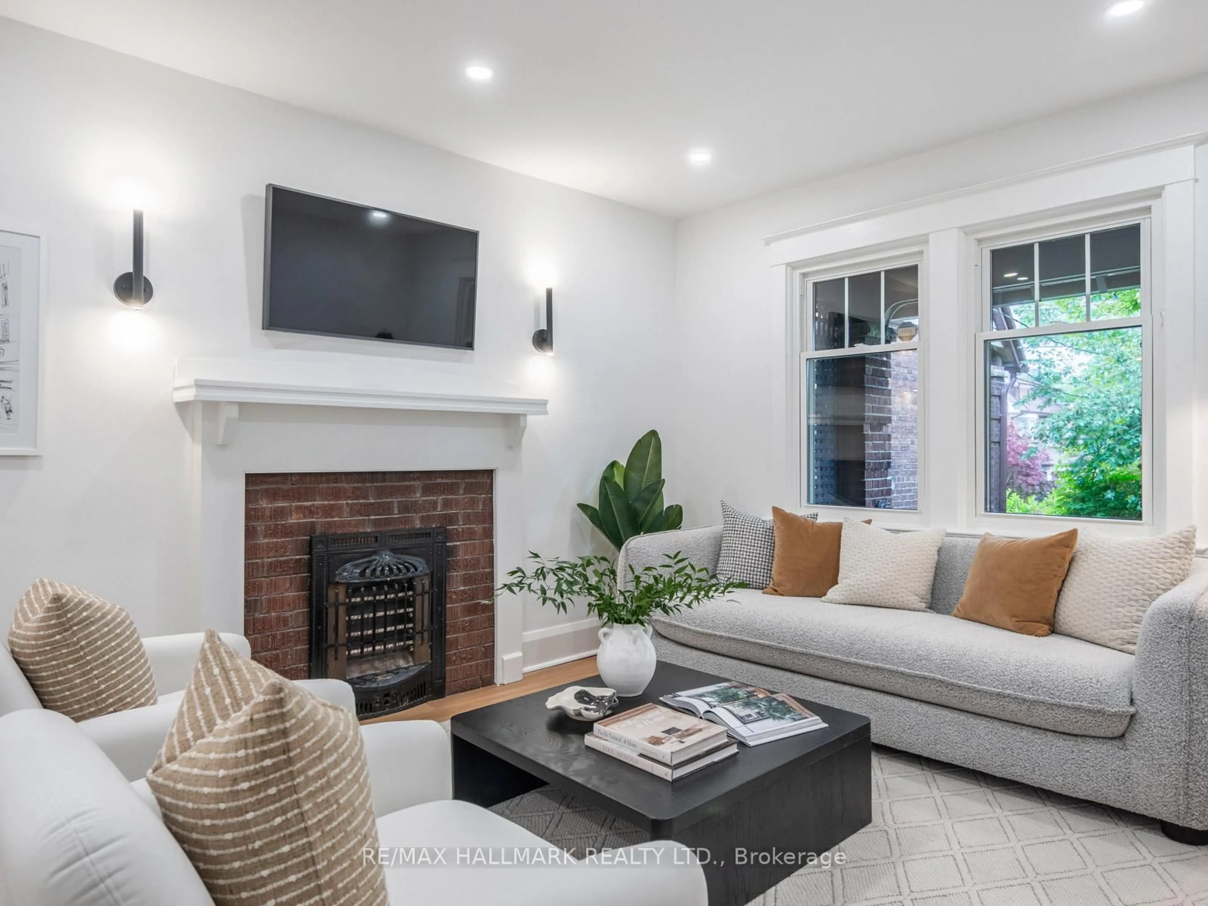 Living room with furniture, unknown for 48 Millbrook Cres, Toronto Ontario M4K 1H4
