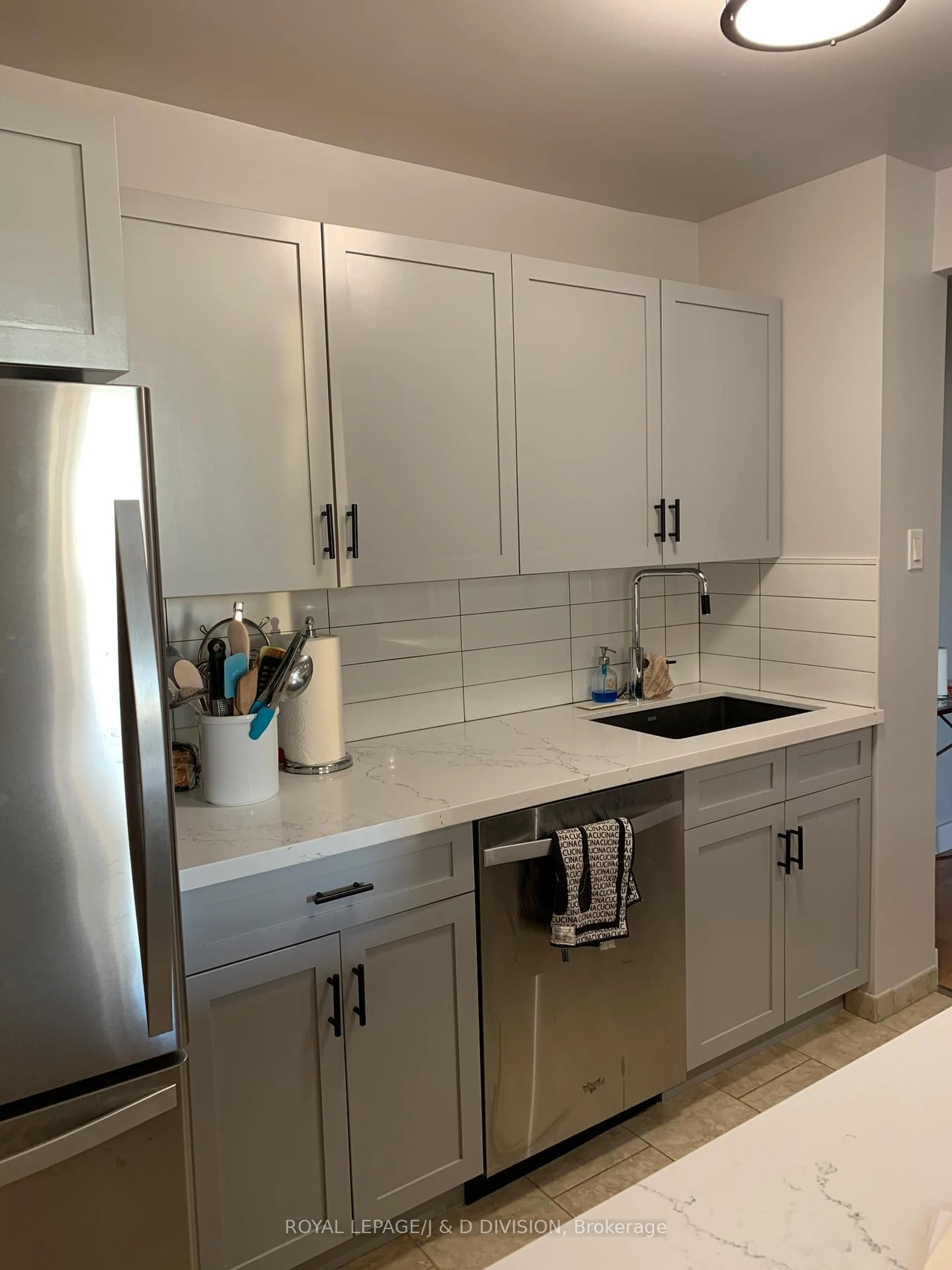 Standard kitchen, ceramic/tile floor for 330 Mccowan Rd #1004, Toronto Ontario M1J 3N3