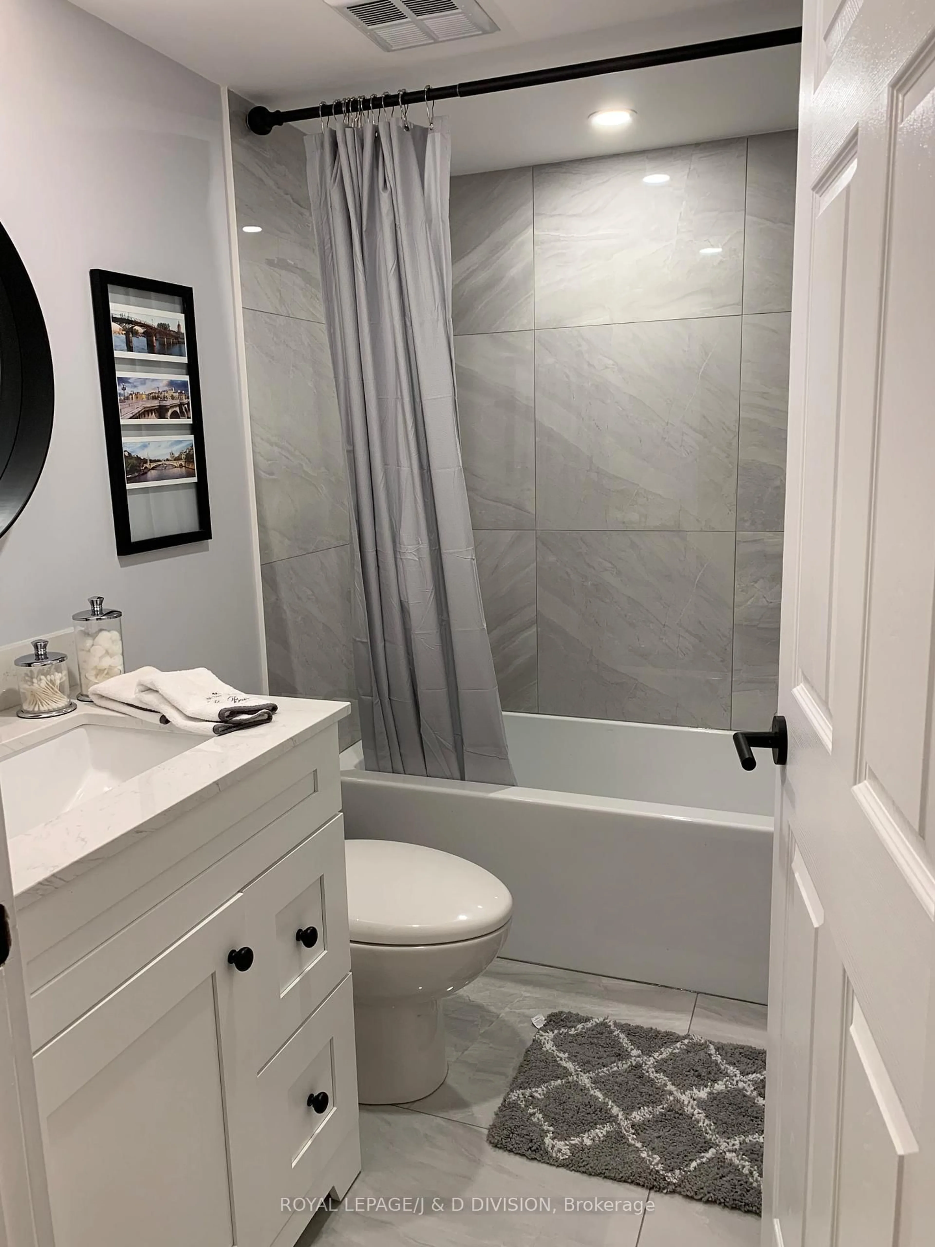 Contemporary bathroom, ceramic/tile floor for 330 Mccowan Rd #1004, Toronto Ontario M1J 3N3