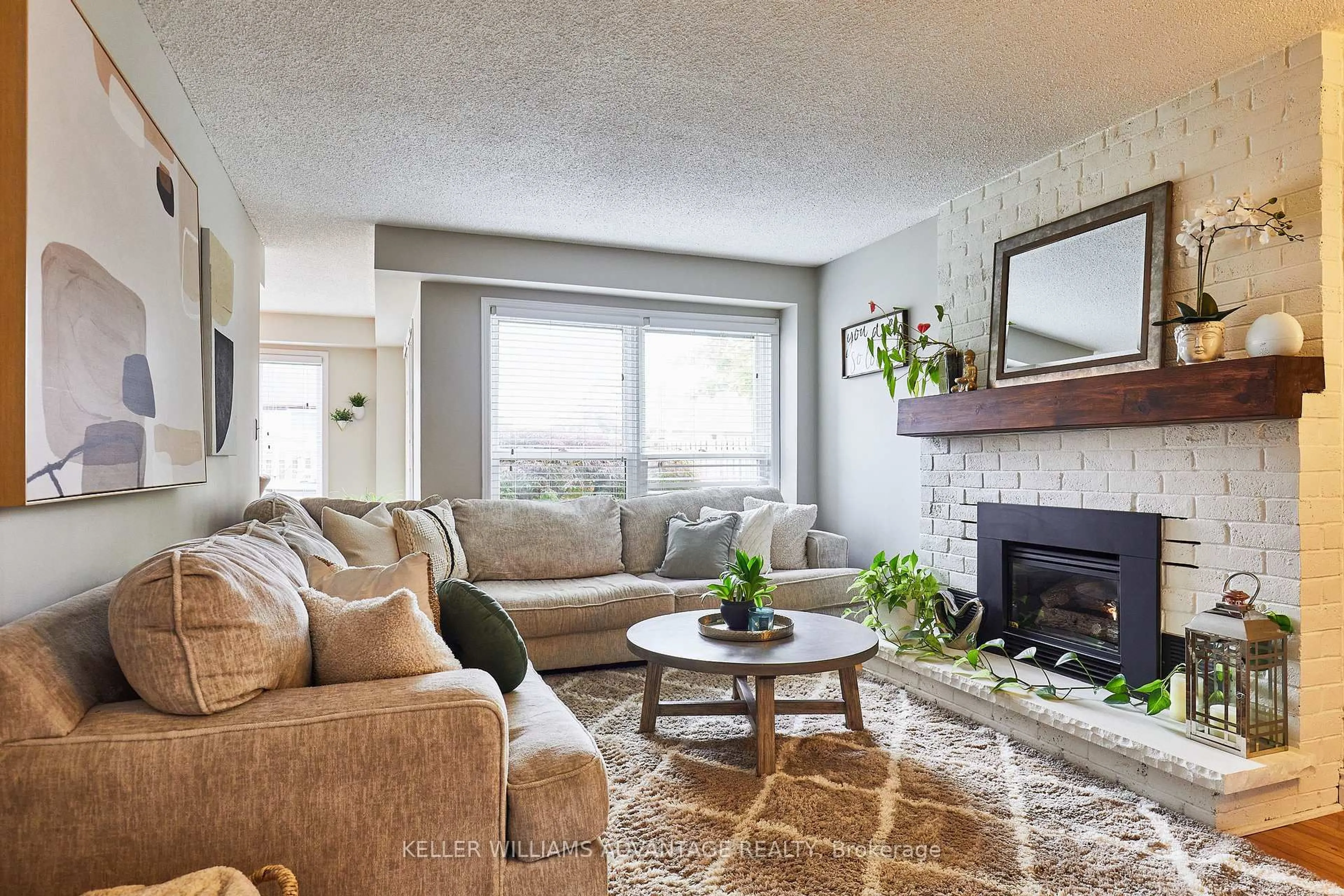 Living room with furniture, unknown for 596 Prestwick Dr, Oshawa Ontario L1J 7P3