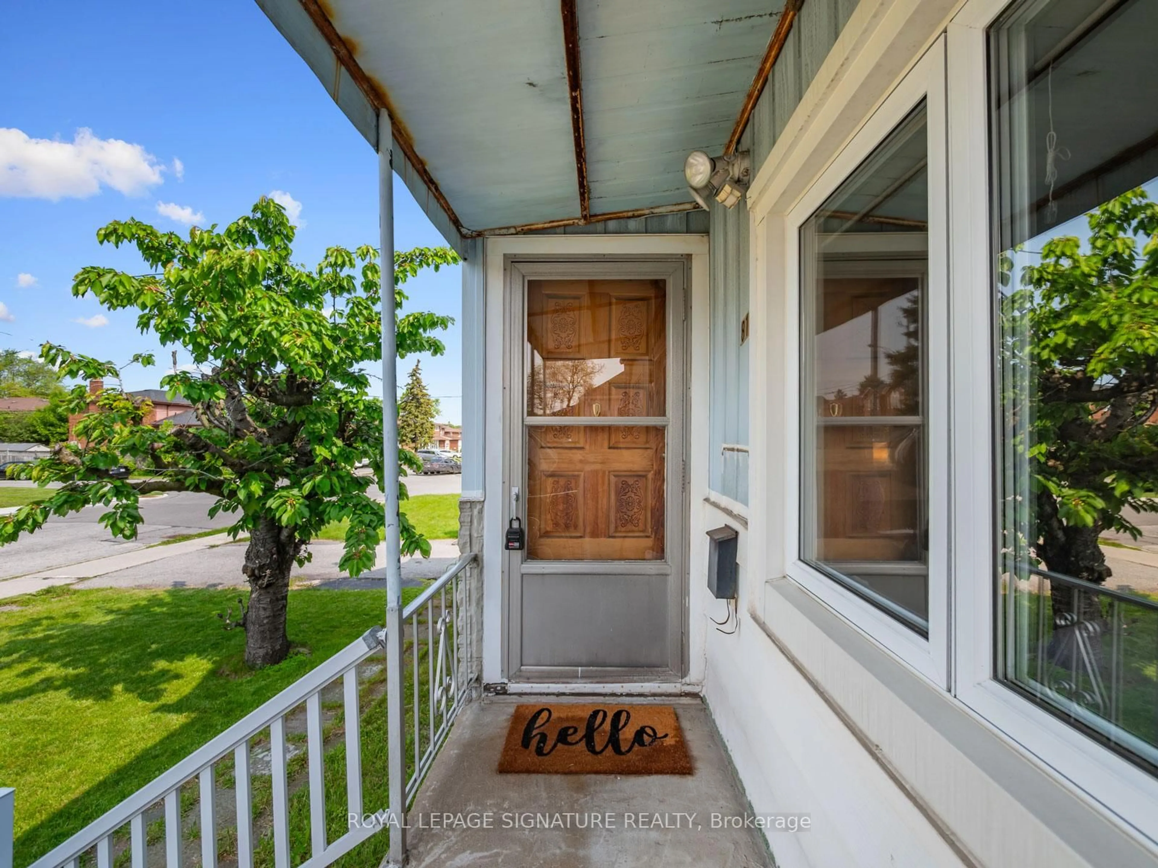 Indoor entryway for 81 Laurel Ave, Toronto Ontario M1K 3J7