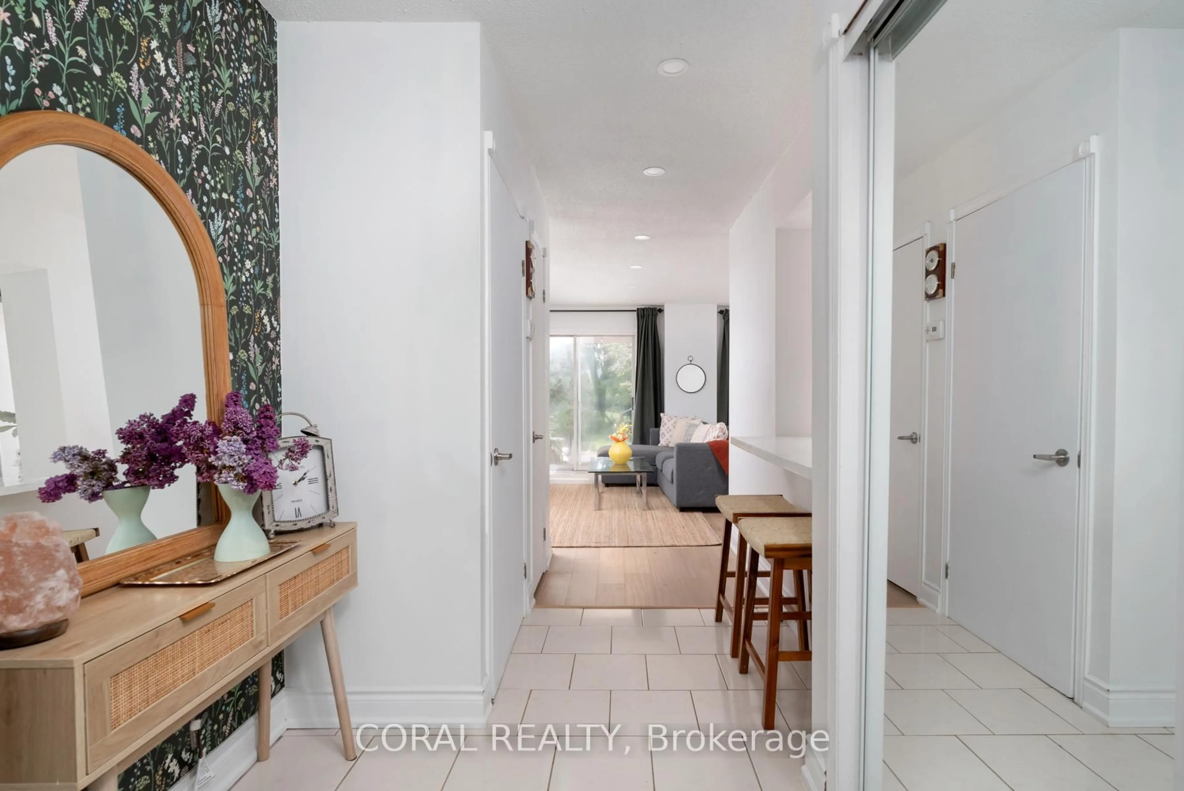 Indoor entryway for 888 West Shore Blvd, Pickering Ontario L1W 2V7