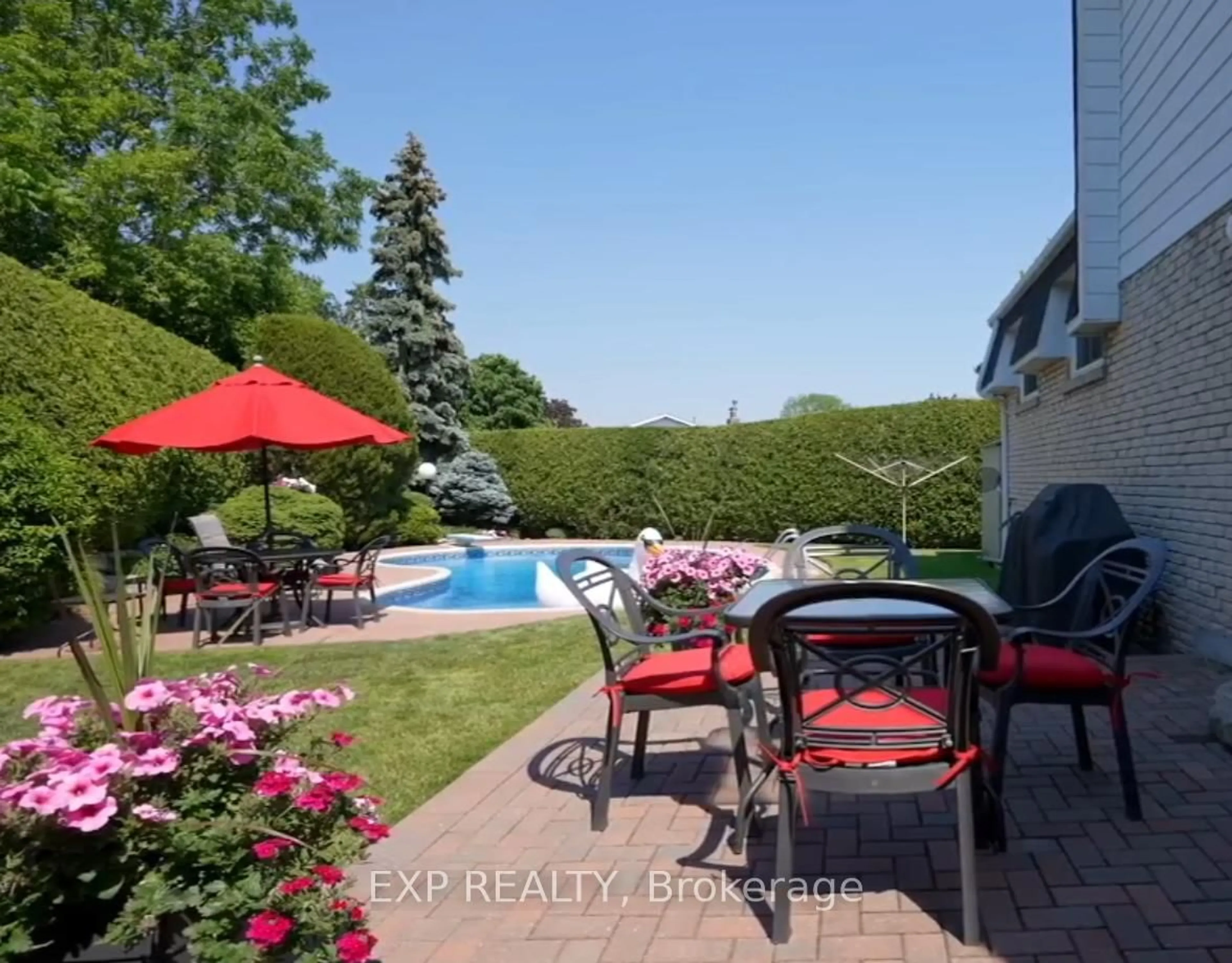 Patio, street for 353 Siena Crt, Oshawa Ontario L1J 6V5
