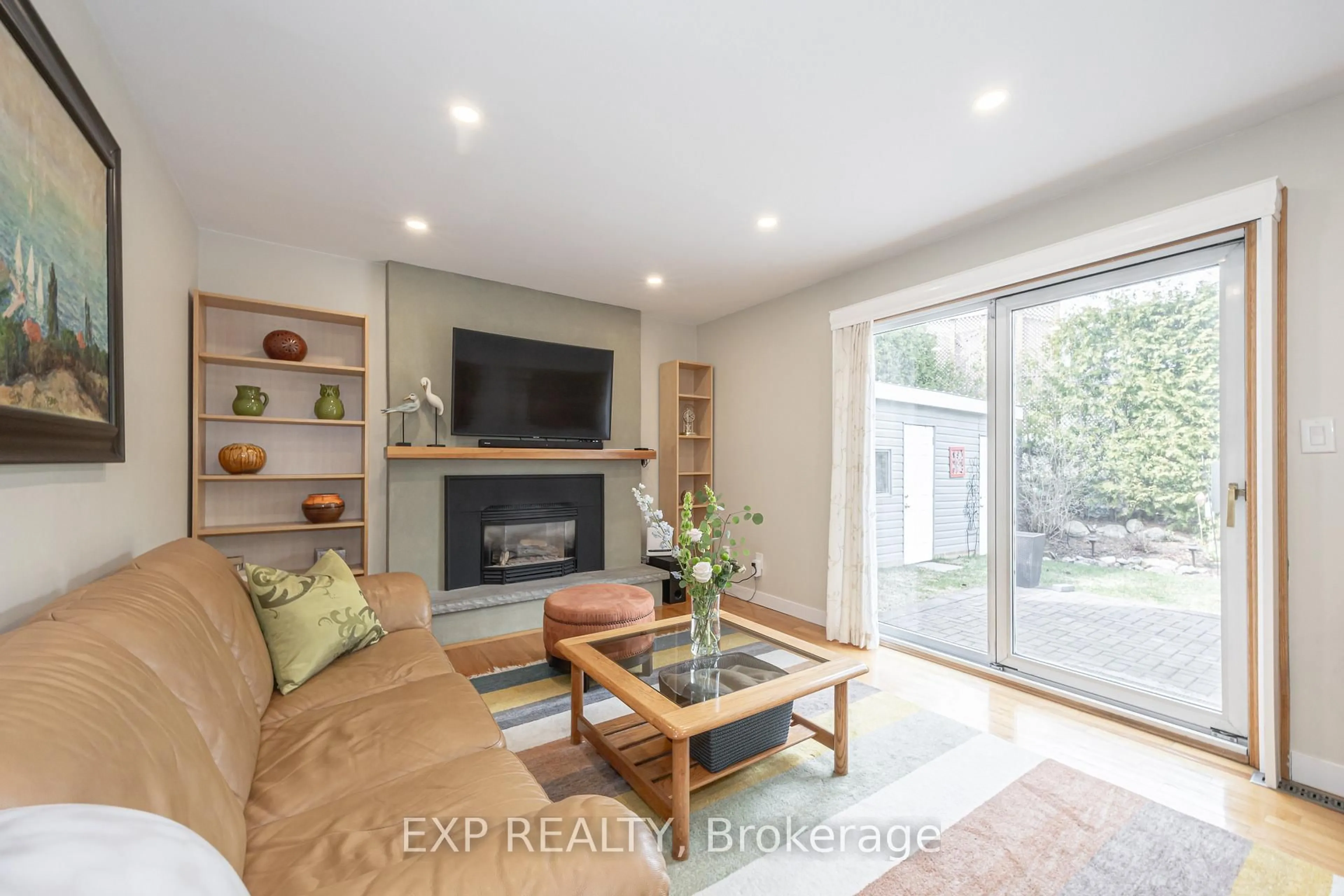 Living room with furniture, unknown for 353 Siena Crt, Oshawa Ontario L1J 6V5