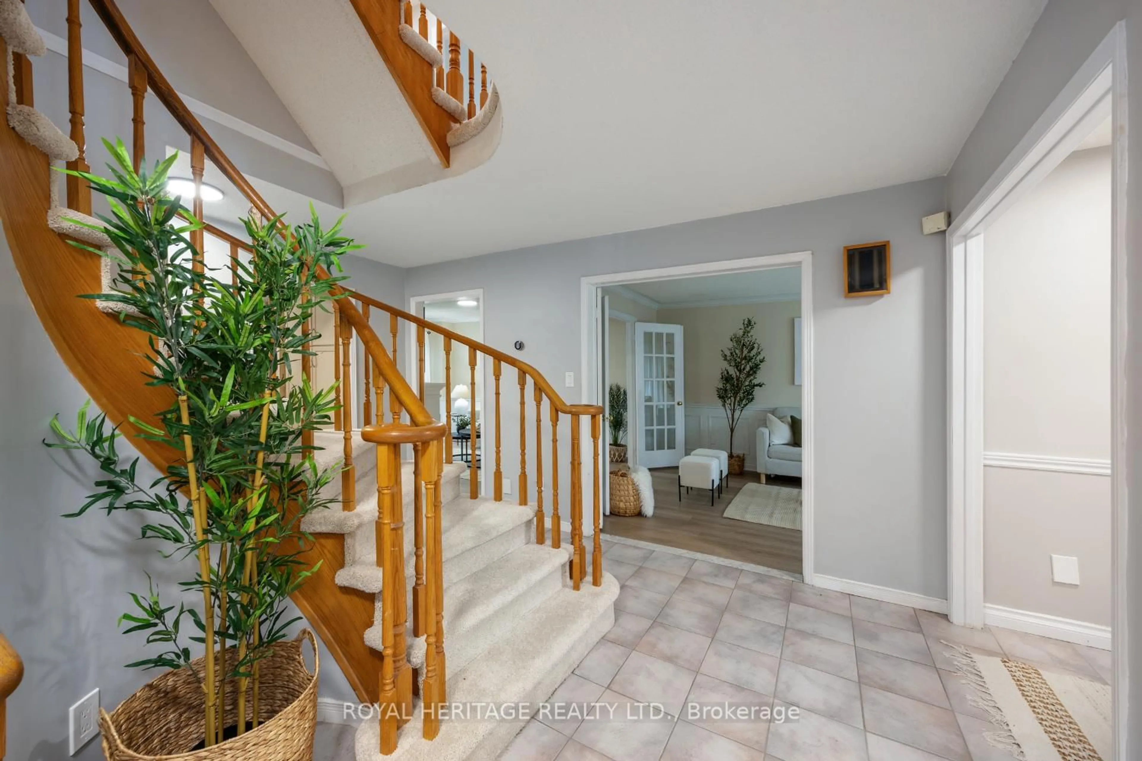 Indoor entryway for 1534 Silver Spruce Dr, Pickering Ontario L1V 5H7