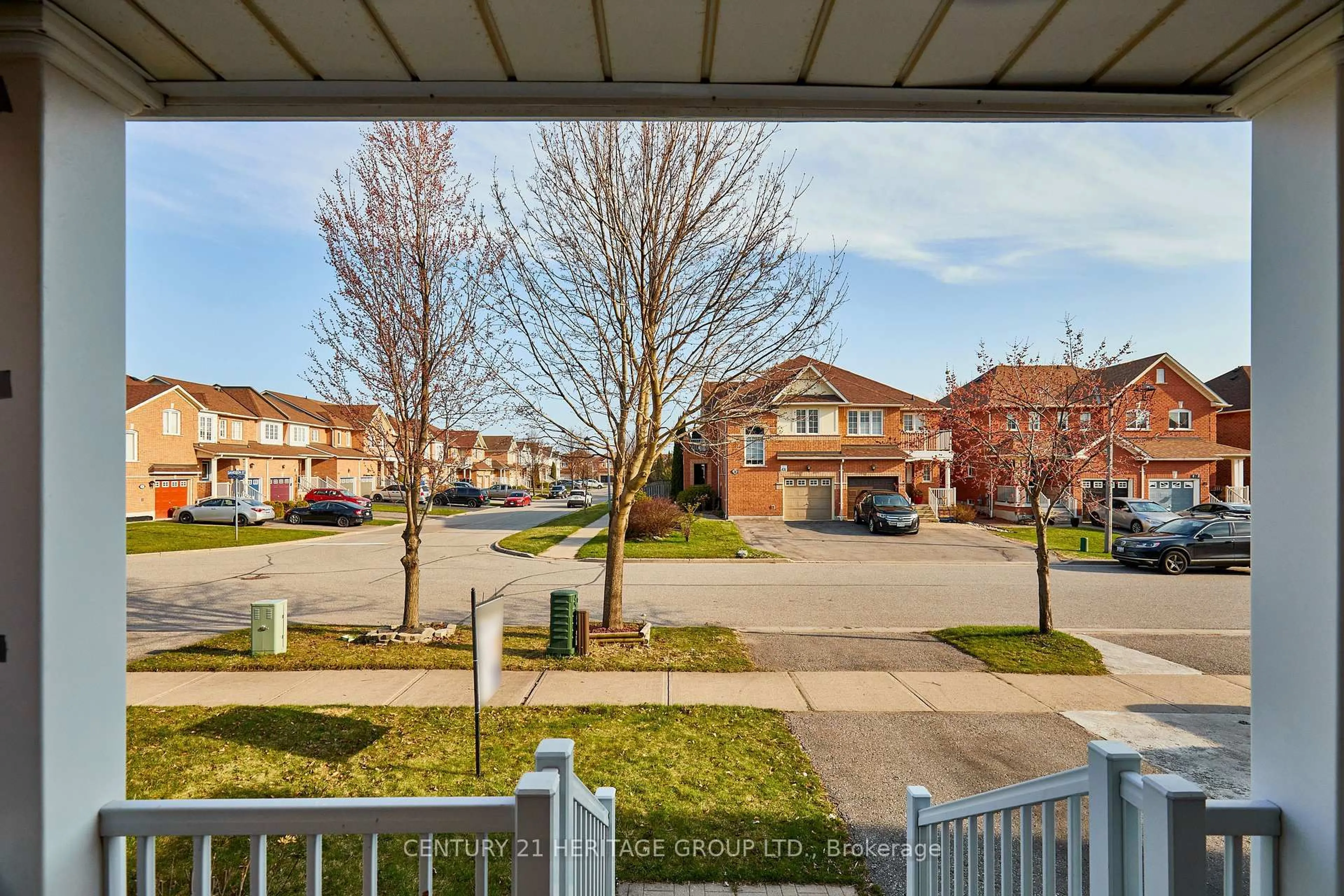 A pic from outside/outdoor area/front of a property/back of a property/a pic from drone, street for 73 Rich Cres, Whitby Ontario L1P 1V6