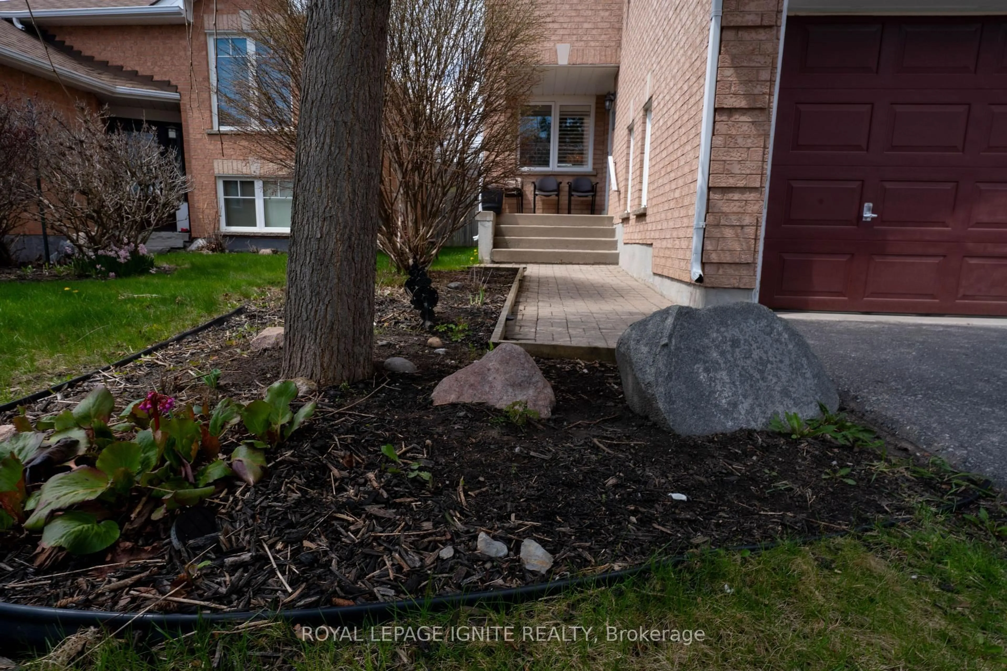 Indoor entryway for 82 Elephant Hill Dr, Clarington Ontario L1C 4M6