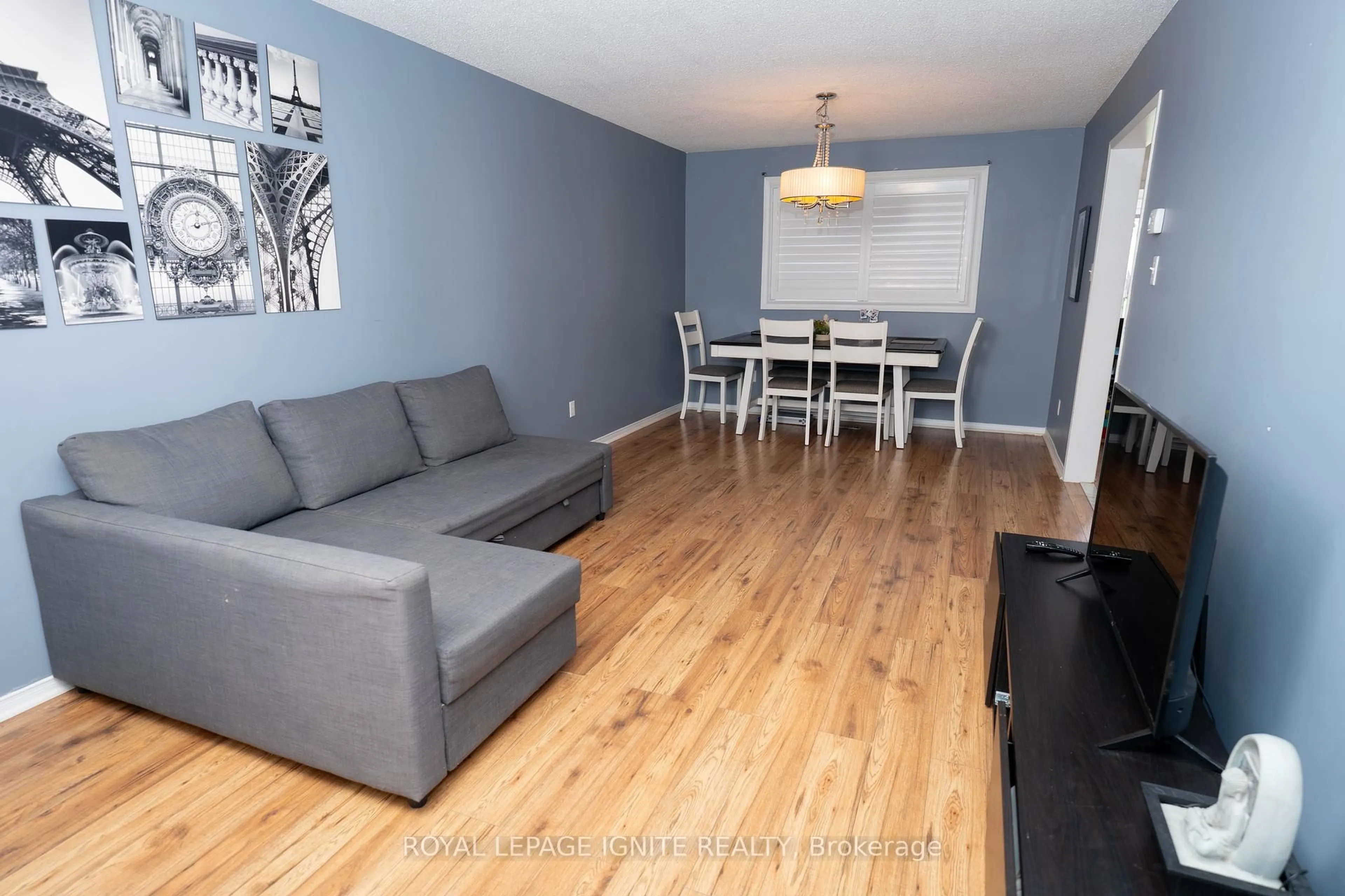Living room with furniture, wood/laminate floor for 82 Elephant Hill Dr, Clarington Ontario L1C 4M6
