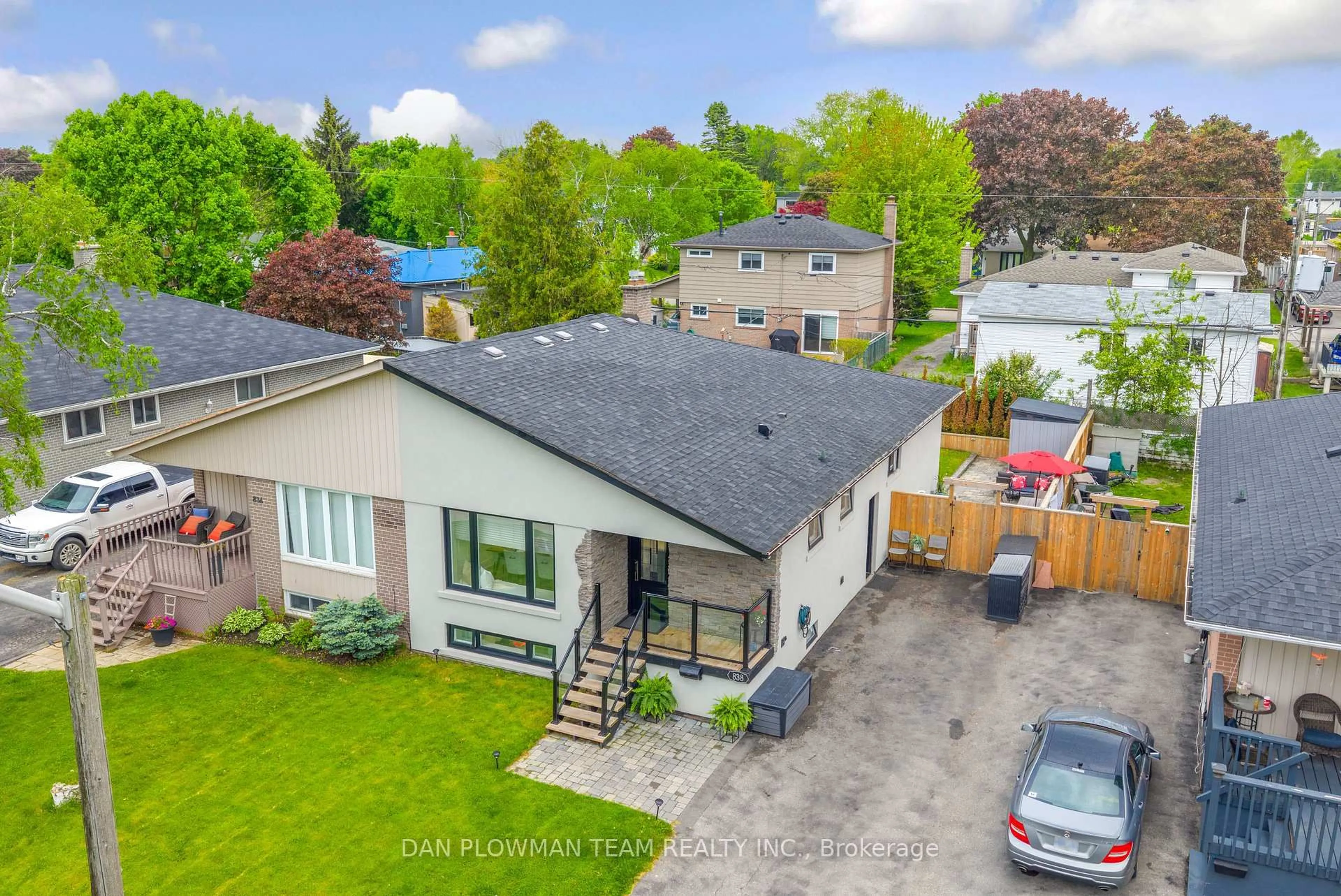 A pic from outside/outdoor area/front of a property/back of a property/a pic from drone, street for 838 Krosno Blvd, Pickering Ontario L1W 1G9