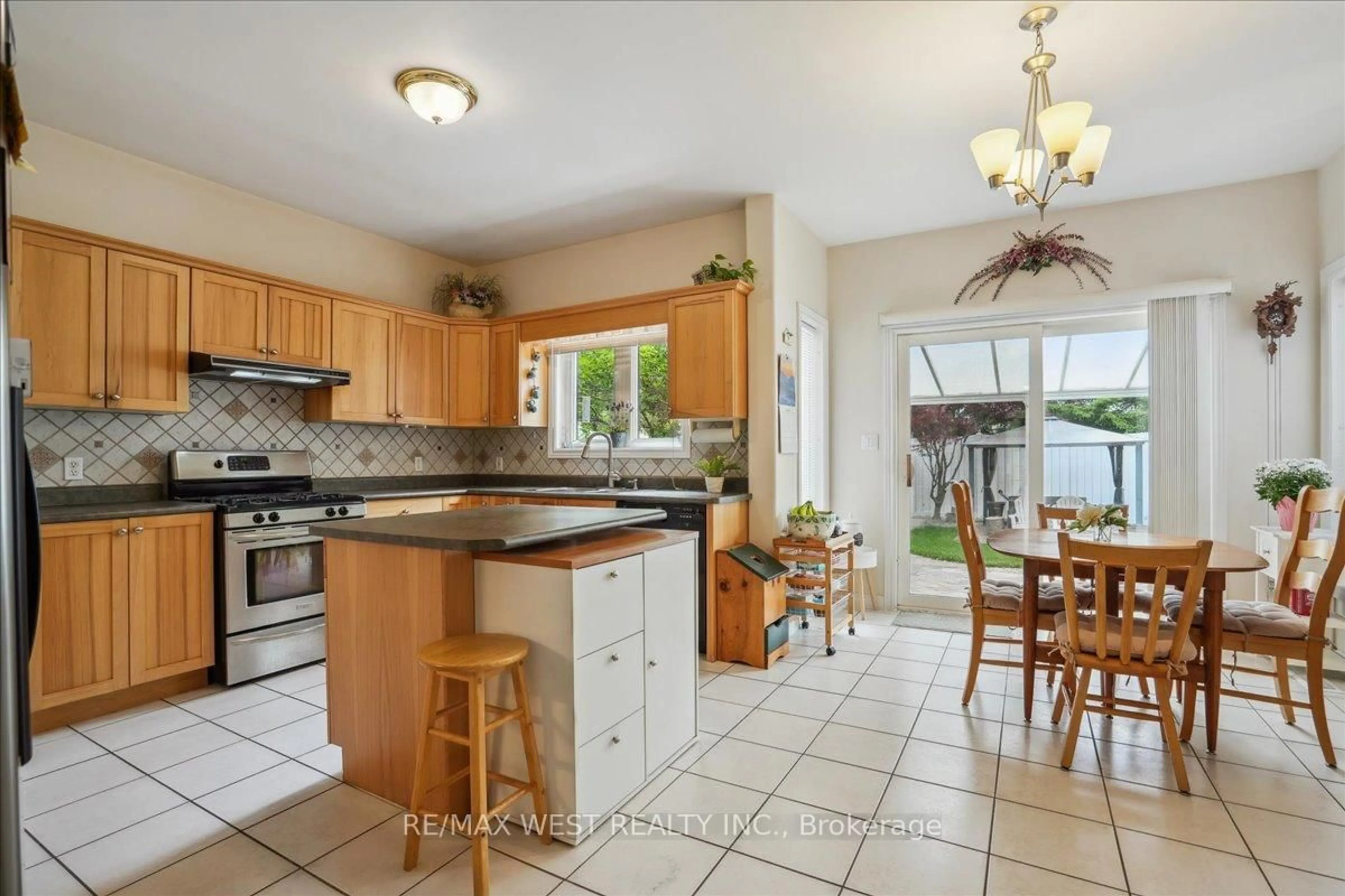 Open concept kitchen, ceramic/tile floor for 1964 Walreg Dr, Oshawa Ontario L1G 7W1