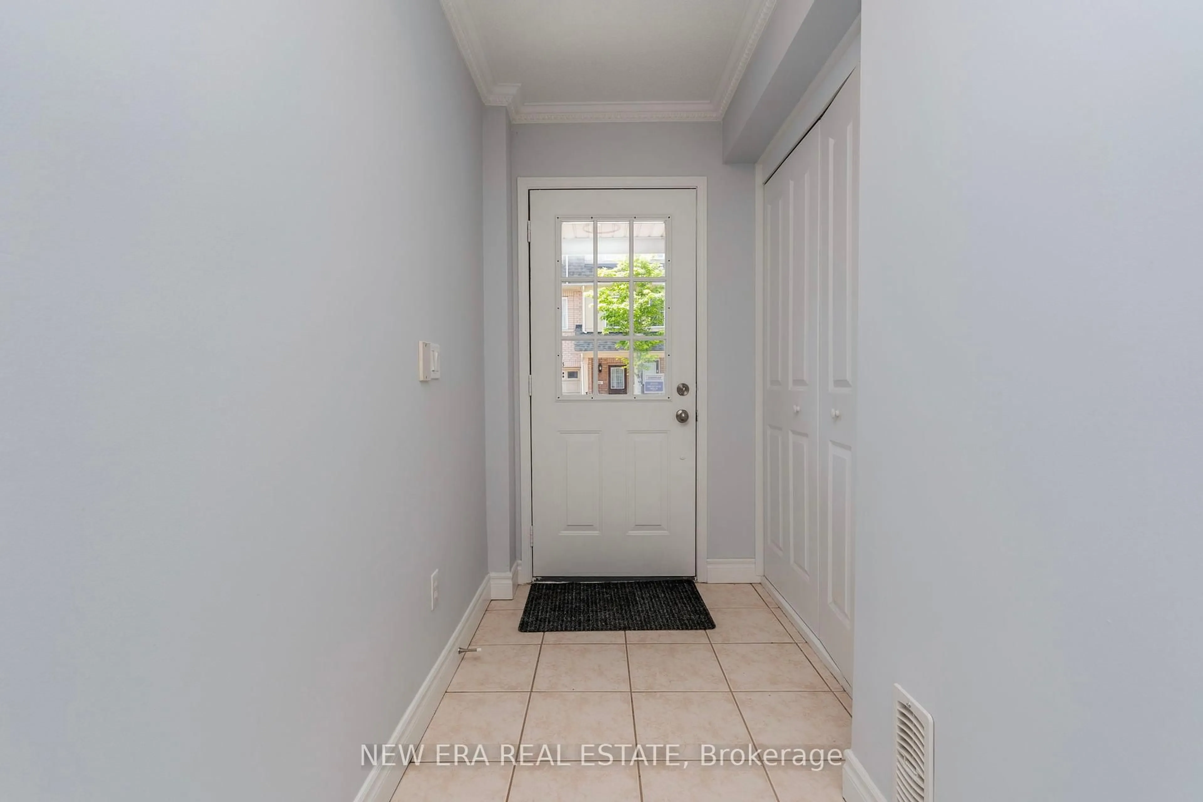 Indoor entryway for 124 Jenkinson Way #24, Toronto Ontario M1P 5H4