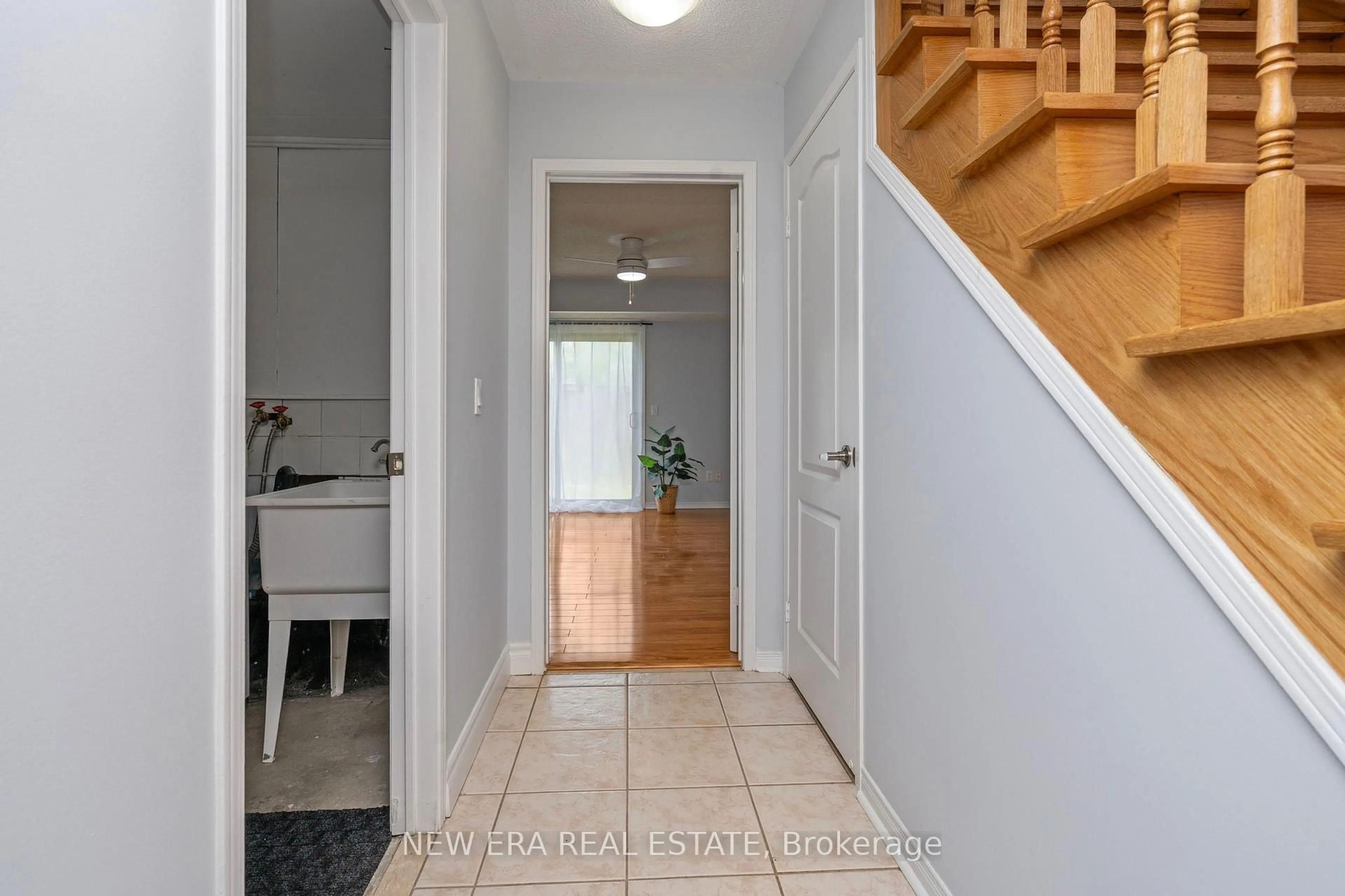 Indoor entryway for 124 Jenkinson Way #24, Toronto Ontario M1P 5H4