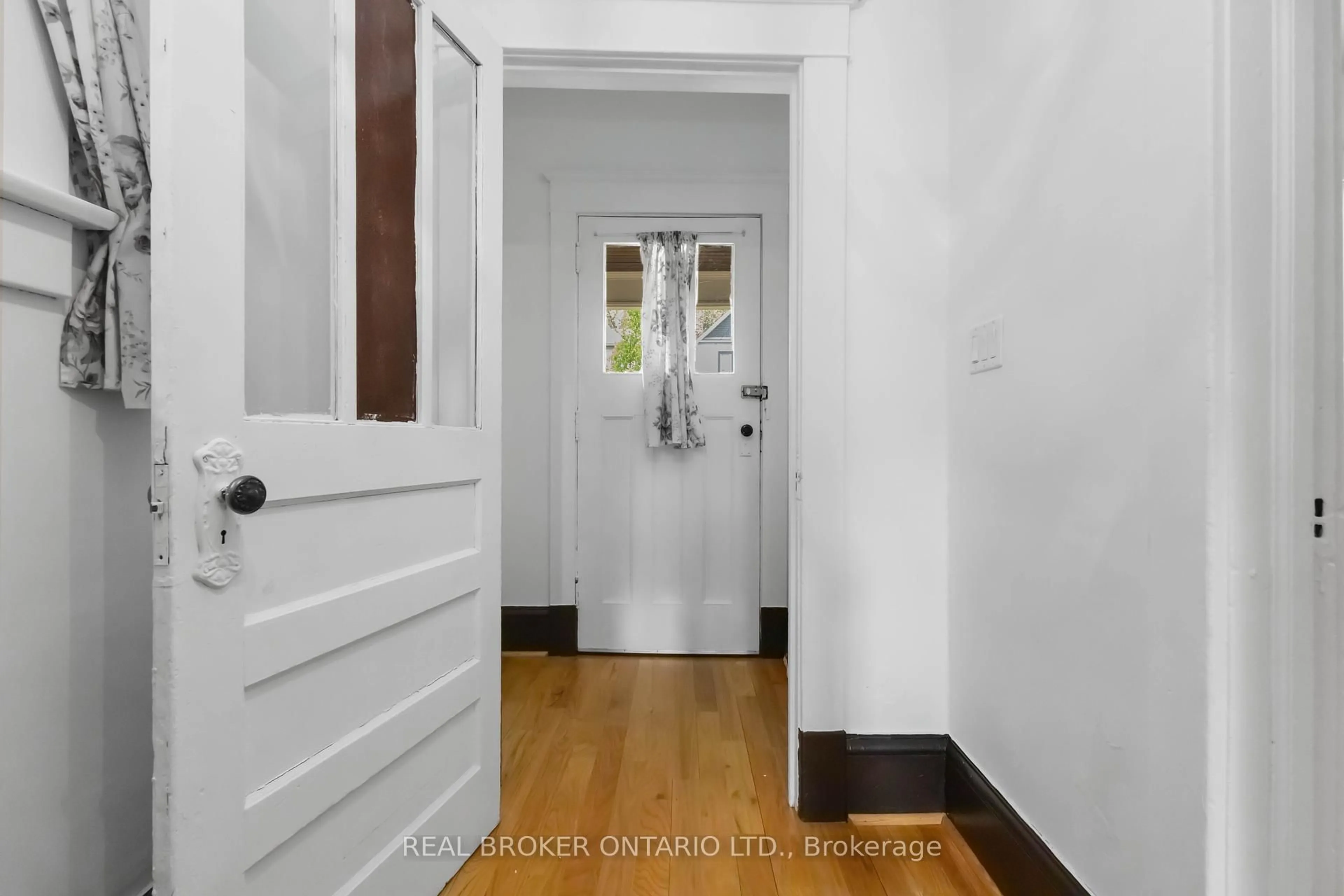 Indoor entryway for 14 Devon Rd, Toronto Ontario M4E 2J8