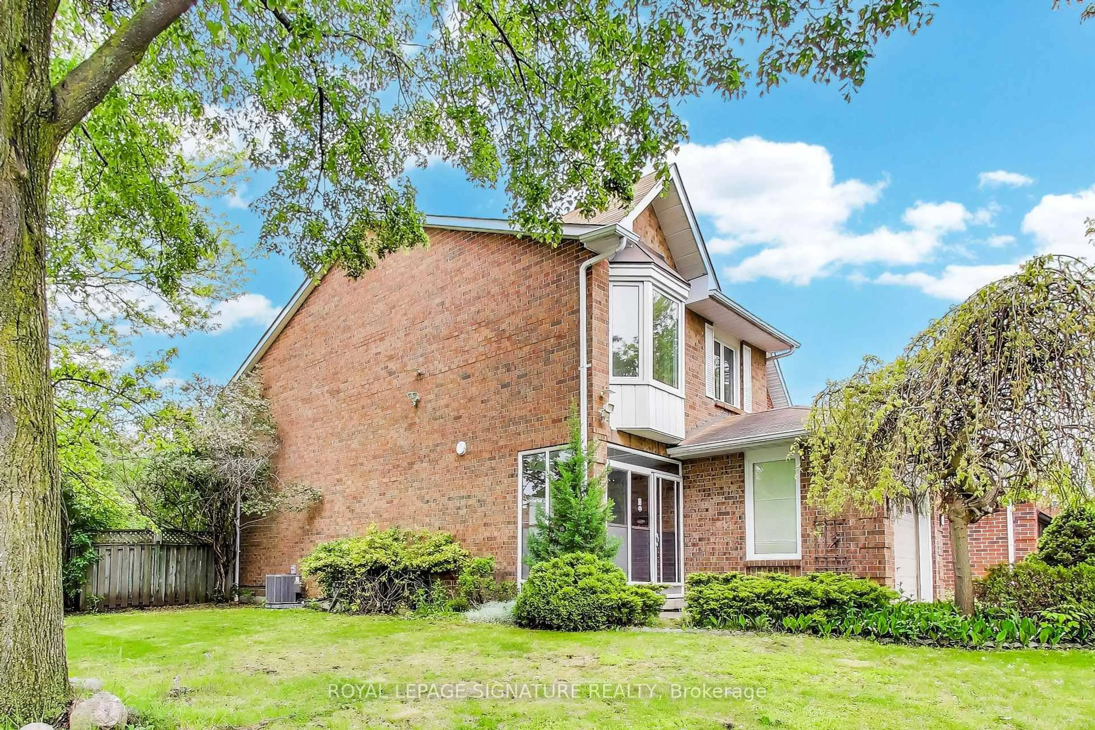 Home with brick exterior material, street for 73 Parade Sq, Toronto Ontario M1C 3T5
