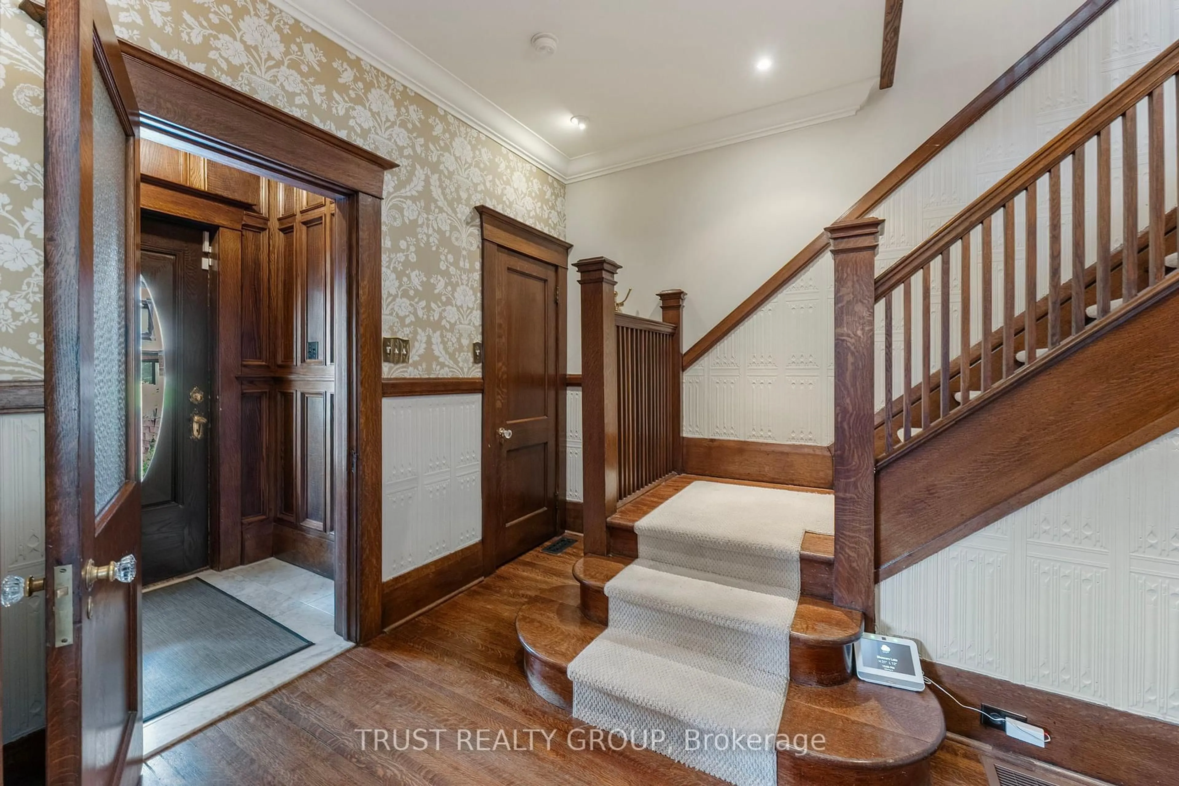 Indoor foyer for 5 Ellerbeck St, Toronto Ontario M4K 2T6