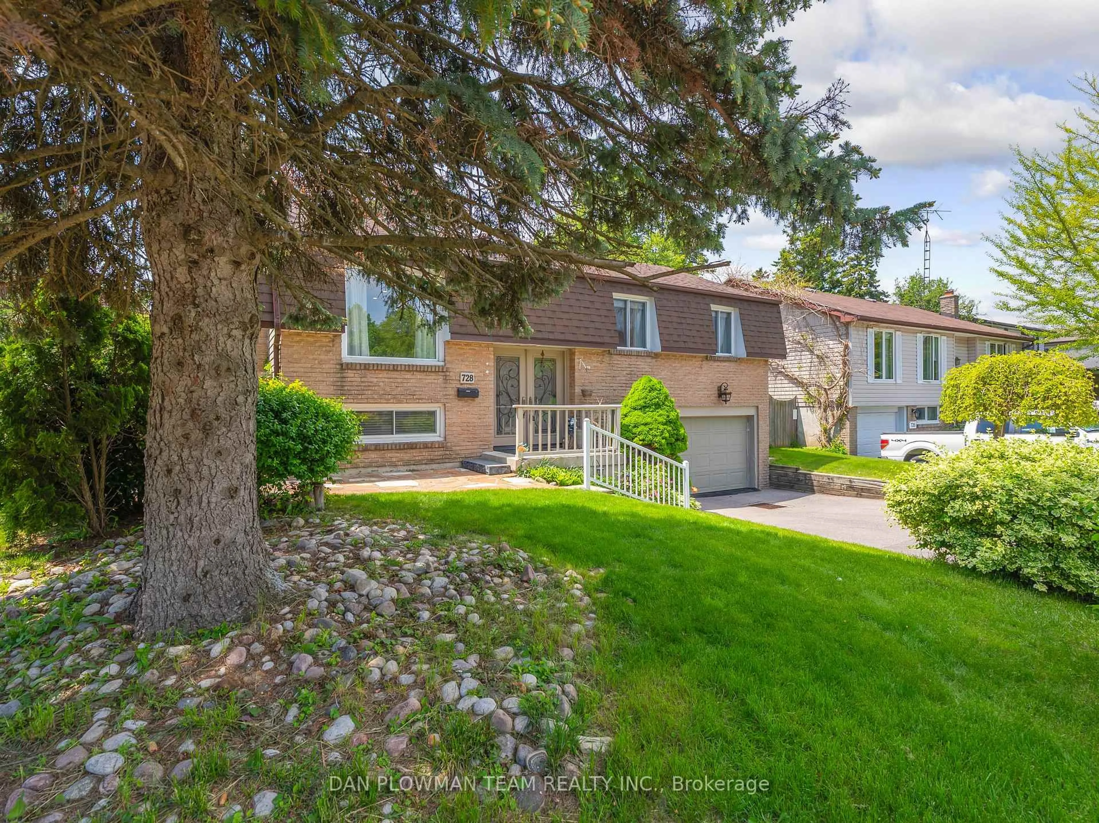 A pic from outside/outdoor area/front of a property/back of a property/a pic from drone, street for 728 Pickering Beach Rd, Ajax Ontario L1S 3K8