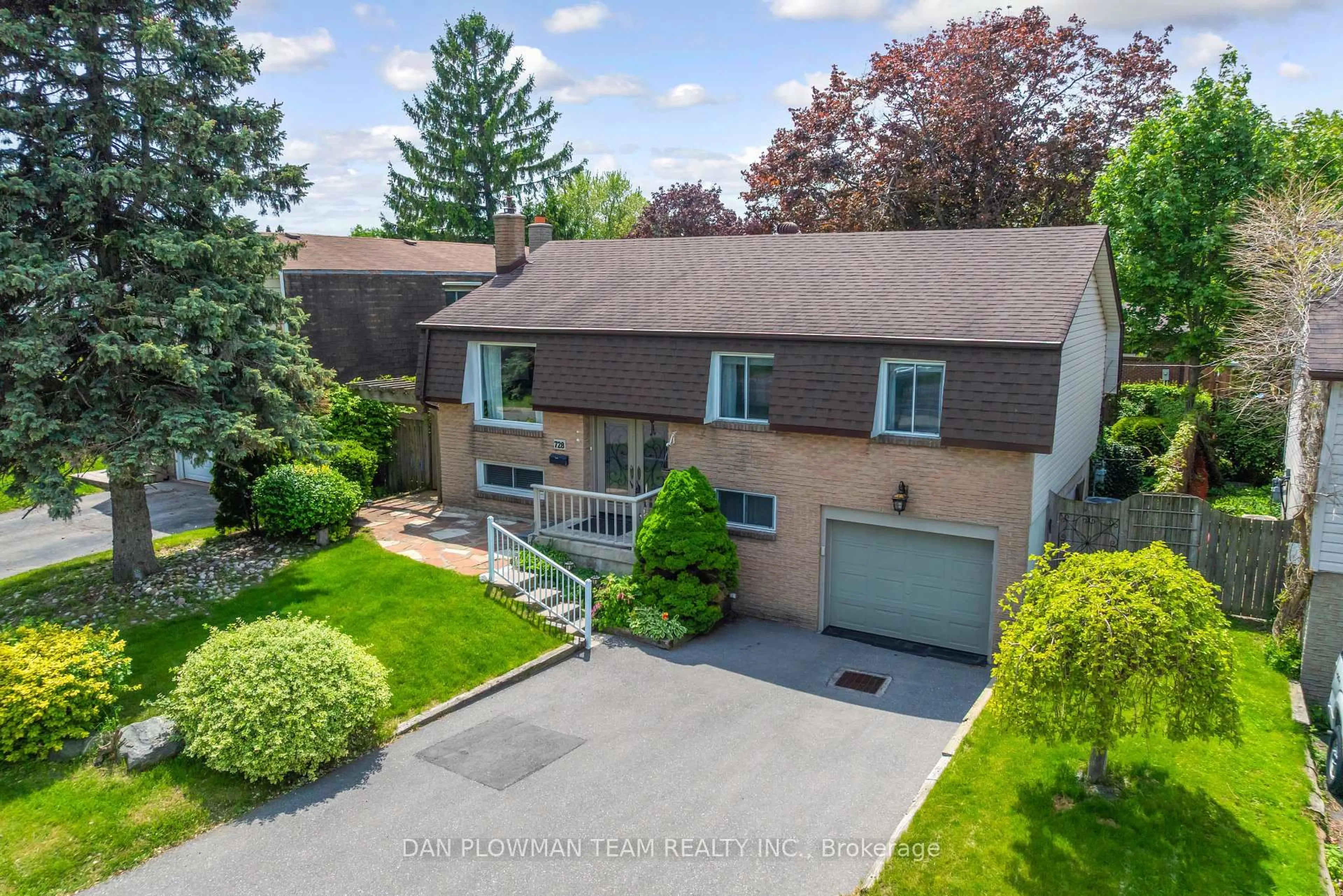 A pic from outside/outdoor area/front of a property/back of a property/a pic from drone, street for 728 Pickering Beach Rd, Ajax Ontario L1S 3K8