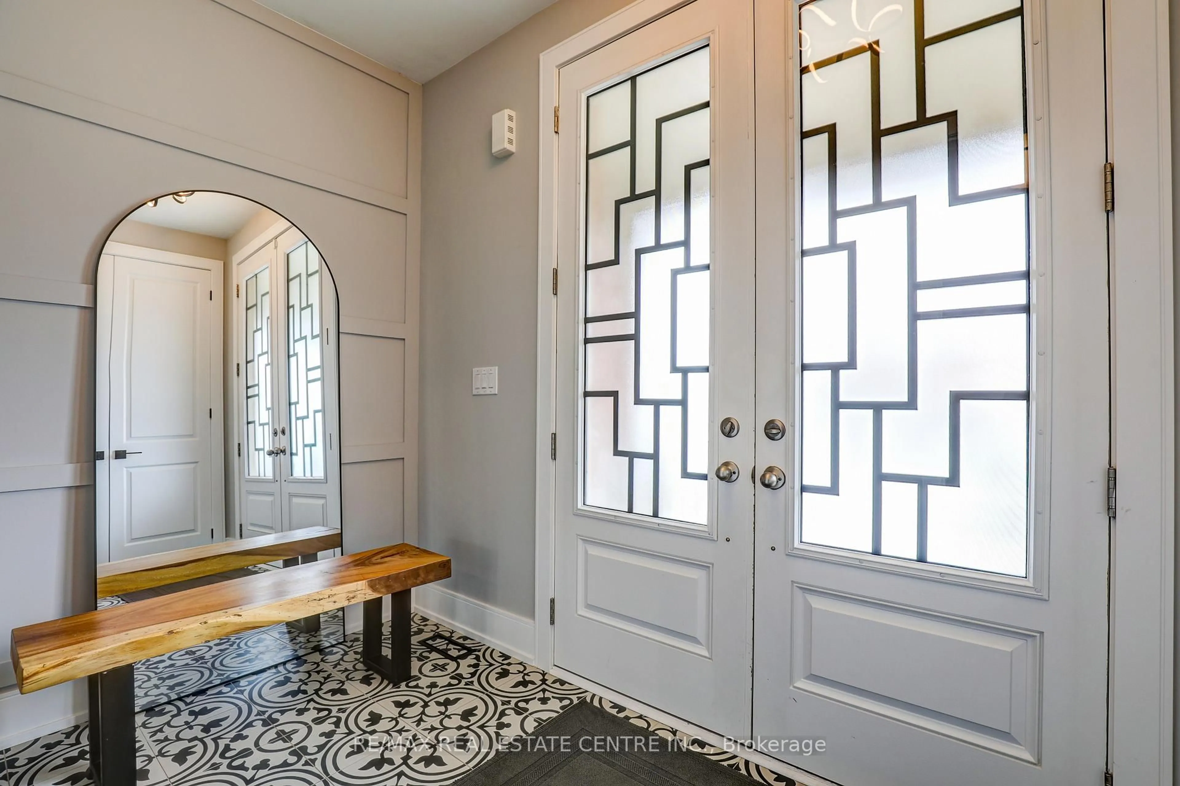 Indoor entryway for 1004 Kingpeak Cres, Pickering Ontario L1X 0H3