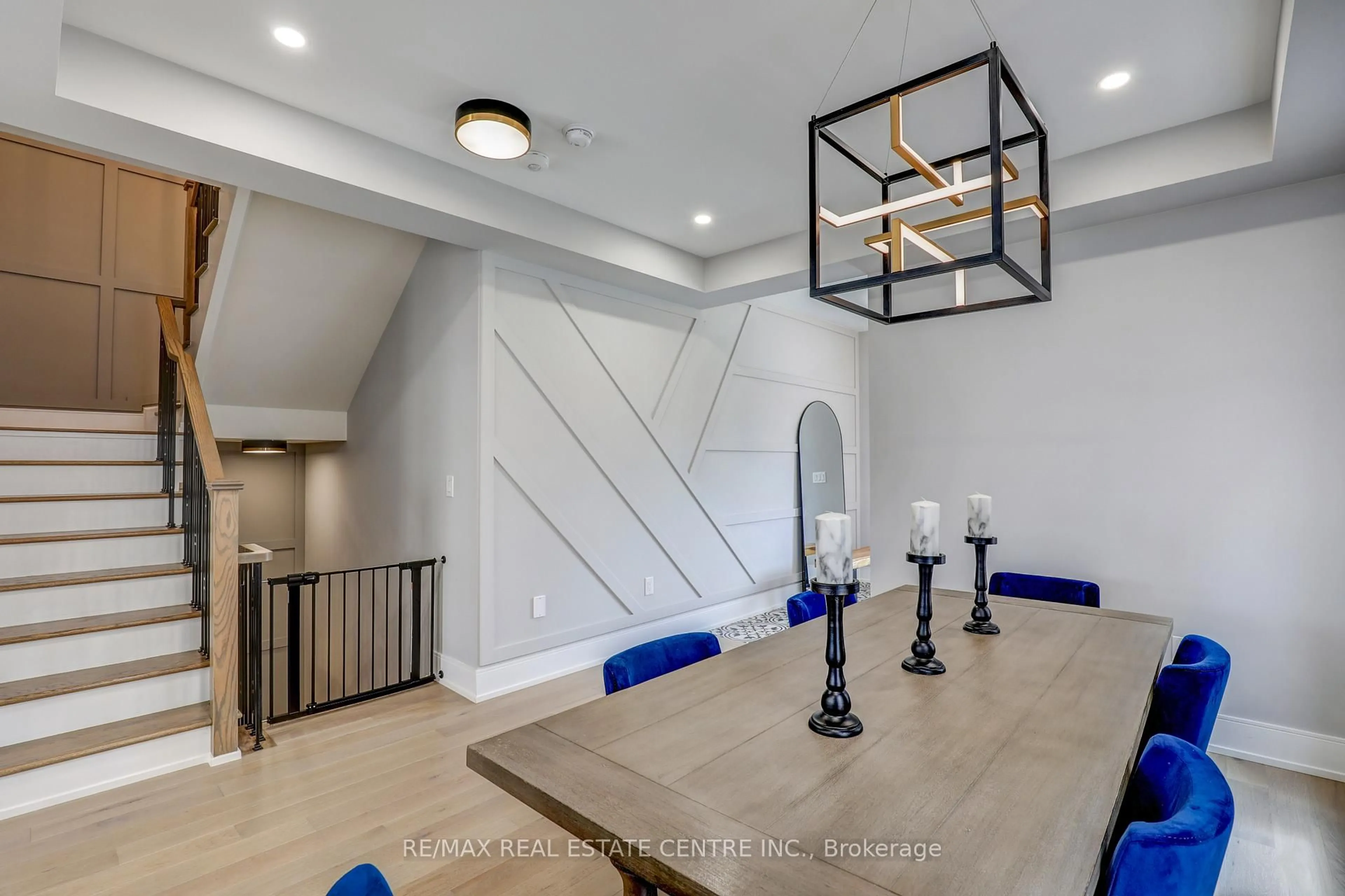 Indoor foyer for 1004 Kingpeak Cres, Pickering Ontario L1X 0H3