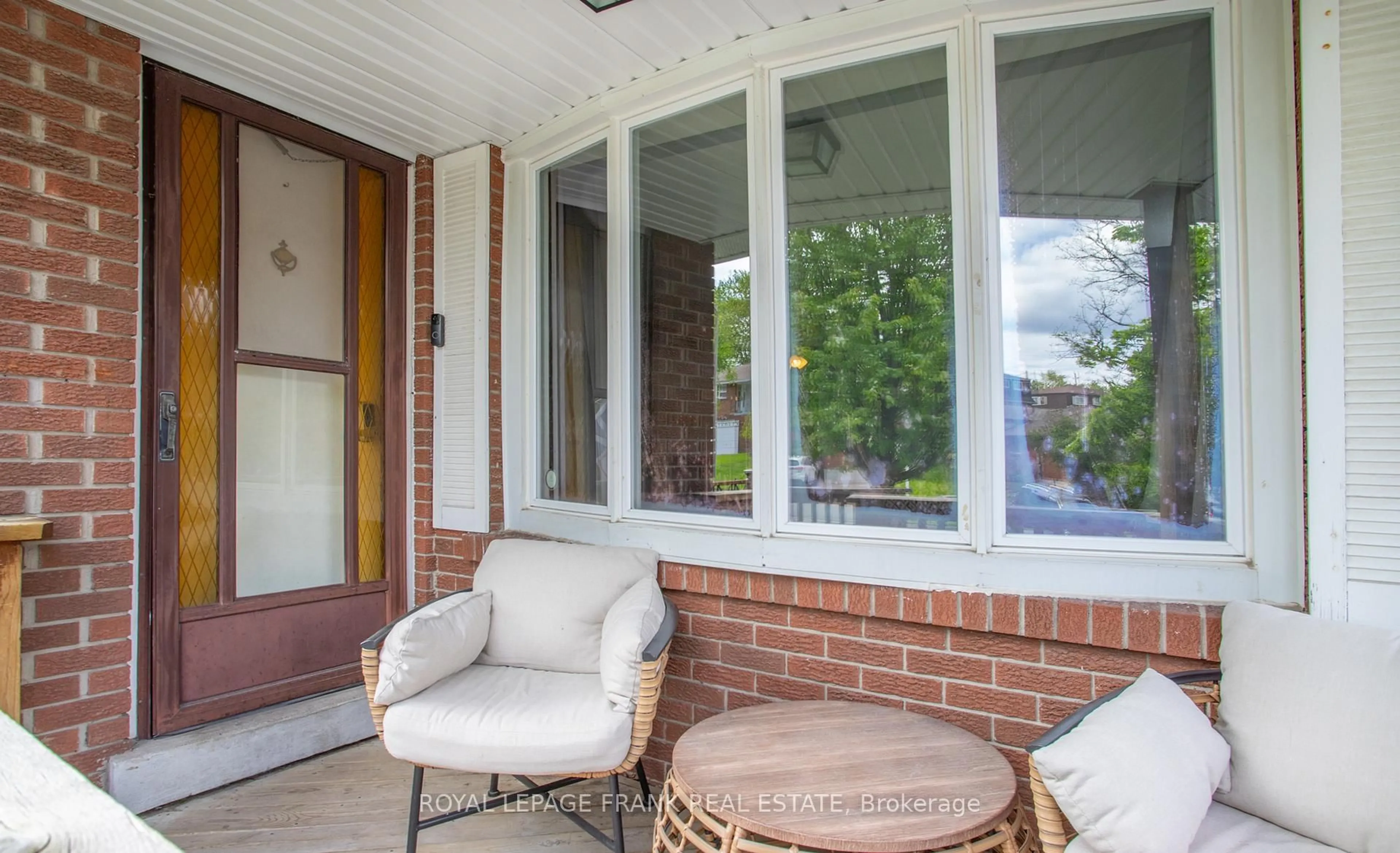 Patio, street for 450 Sedan Cres, Oshawa Ontario L1H 3G3