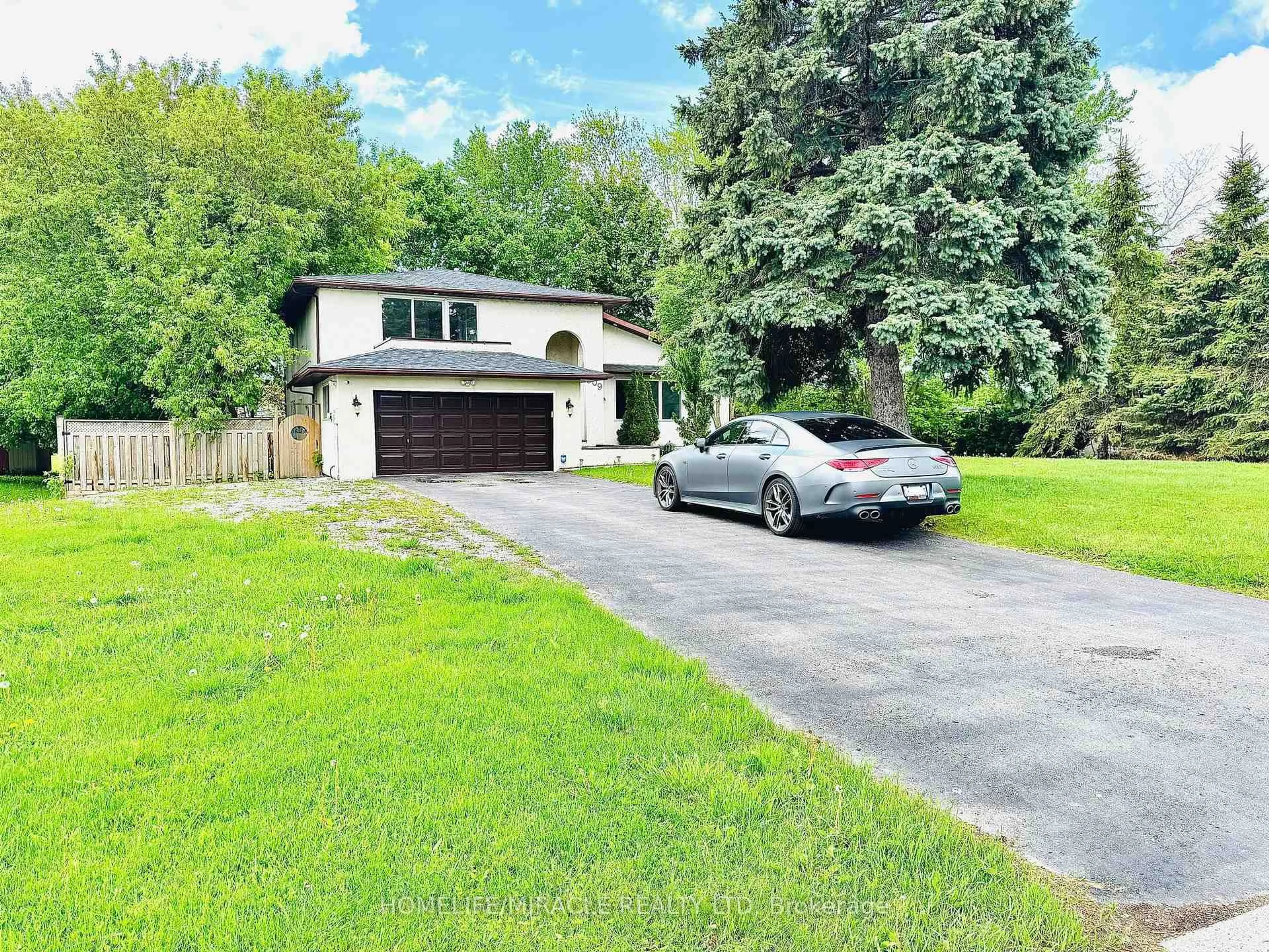 A pic from outside/outdoor area/front of a property/back of a property/a pic from drone, street for 509 Maine St, Oshawa Ontario L1L 1A2