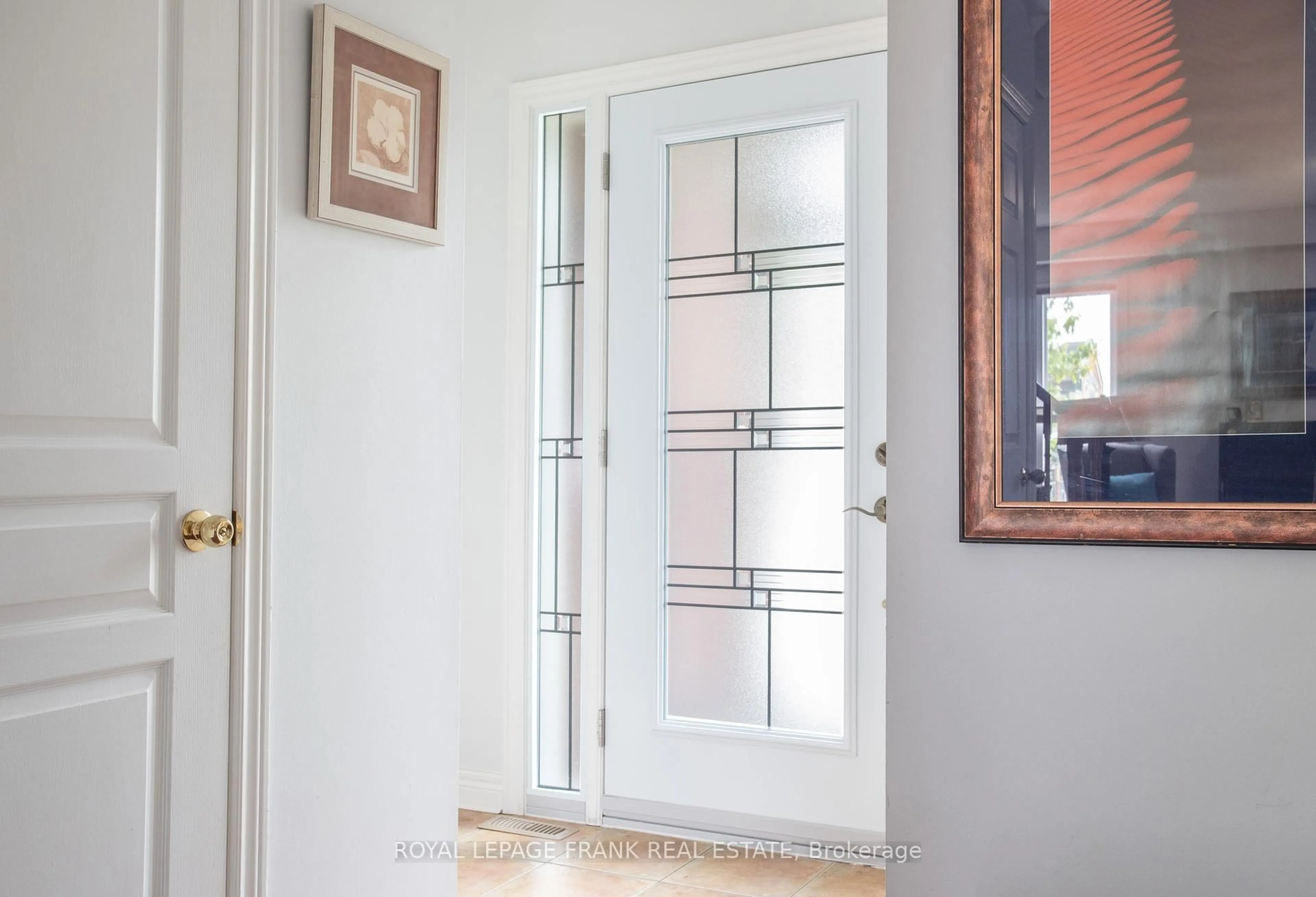 Indoor entryway for 310 Major St, Scugog Ontario L9L 1E8