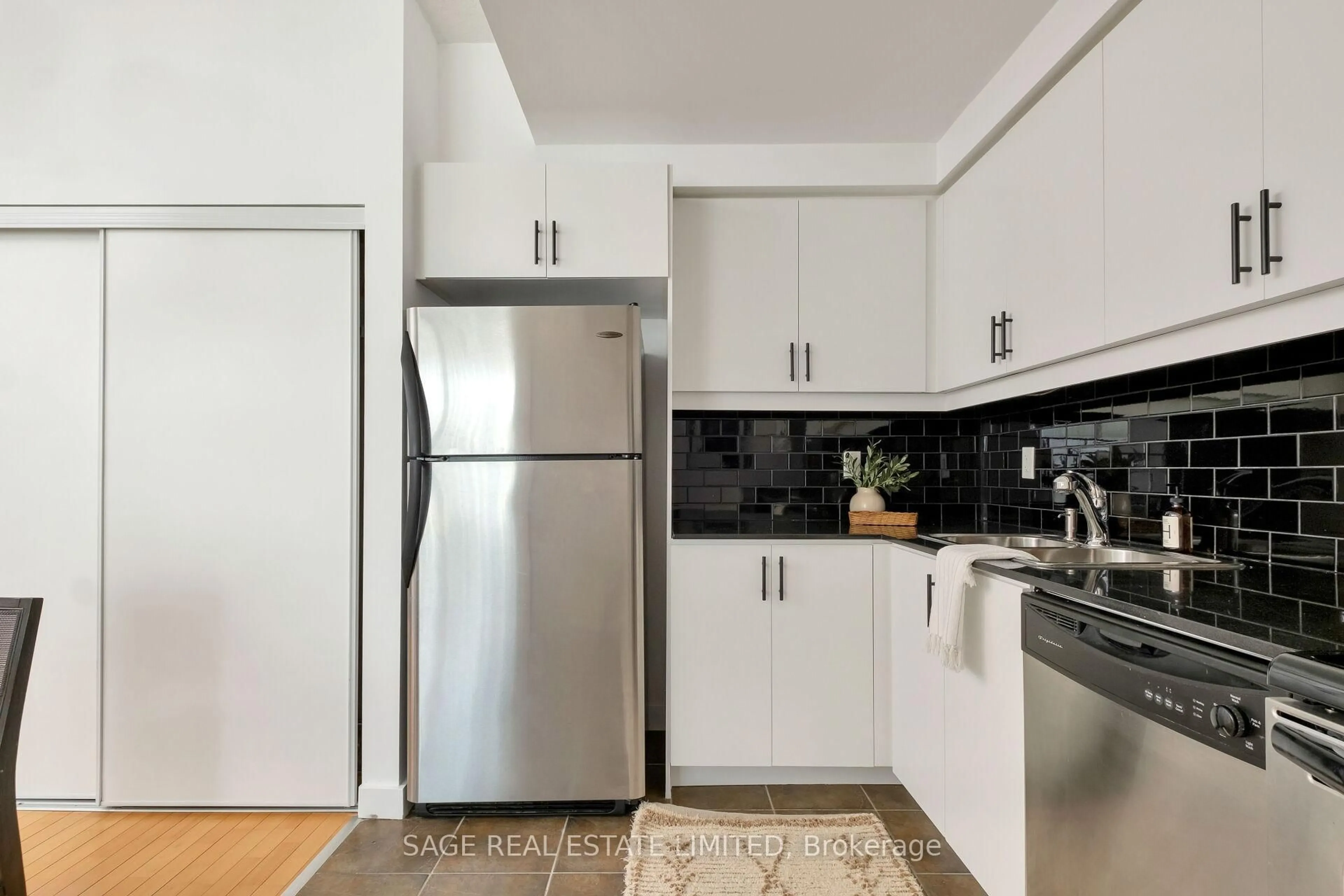 Standard kitchen, unknown for 601 Kingston Rd #512, Toronto Ontario M4E 3Y2