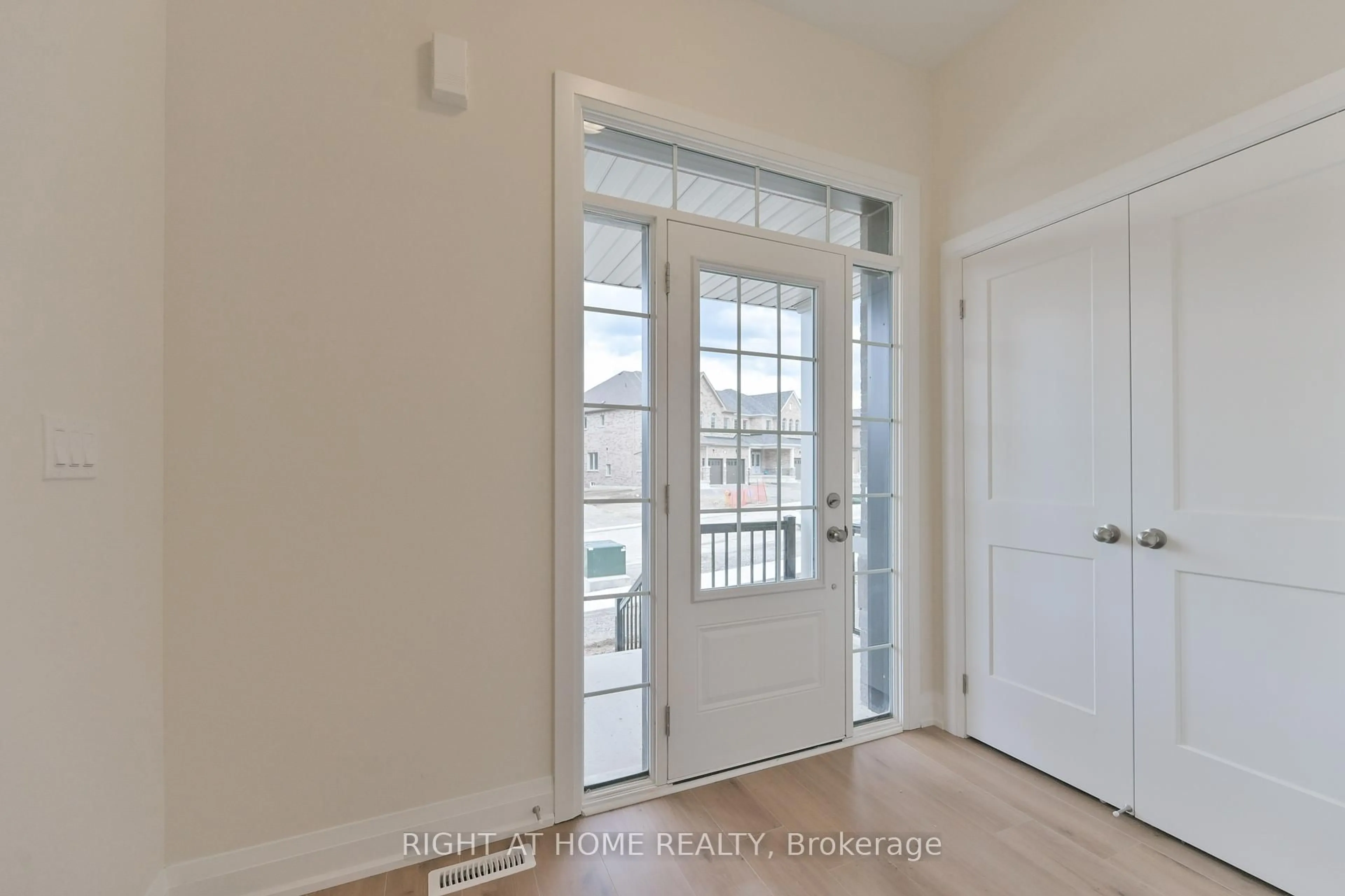 Indoor entryway for 74 North Garden Blvd, Scugog Ontario L9L 2C7