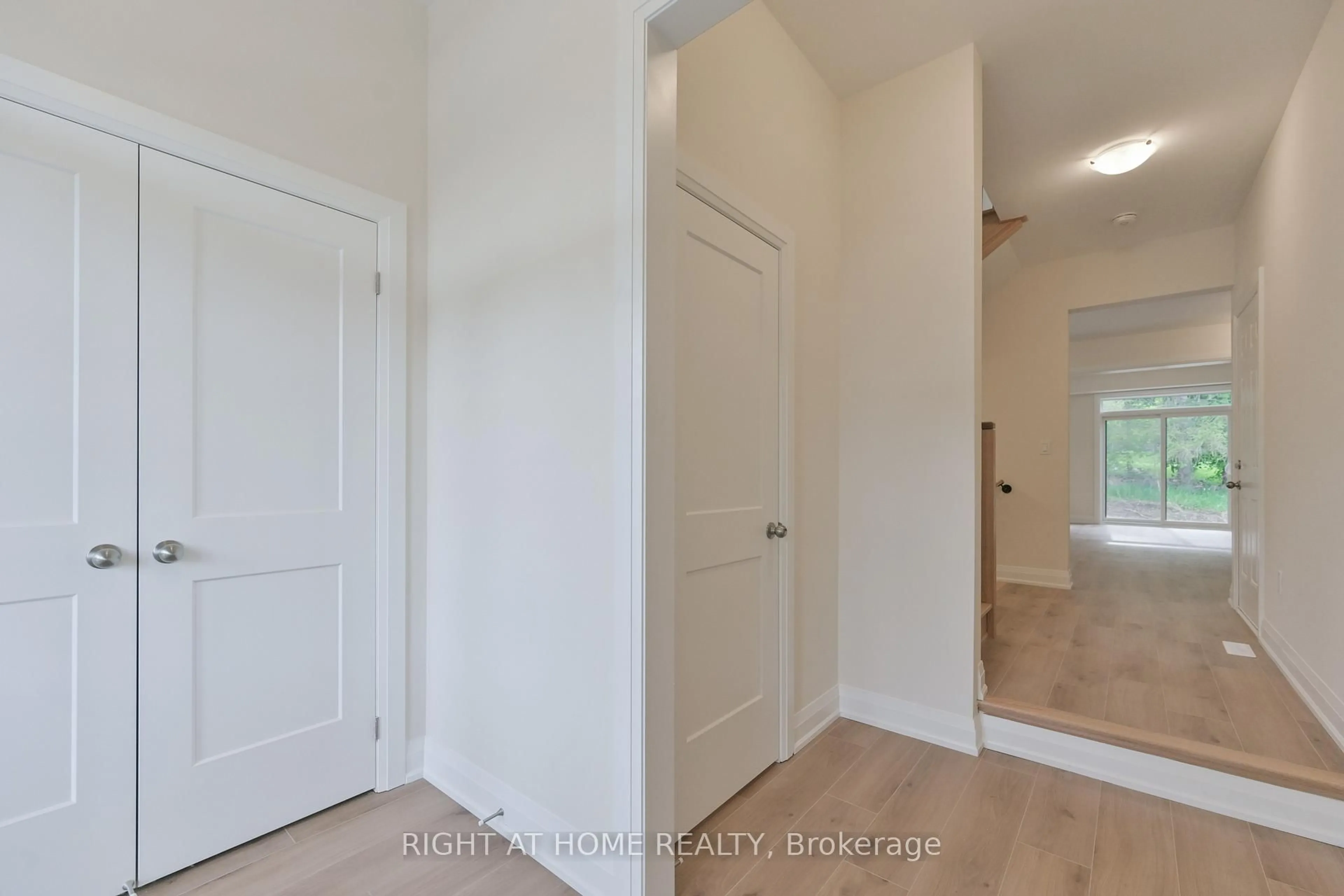 Indoor entryway for 74 North Garden Blvd, Scugog Ontario L9L 2C7